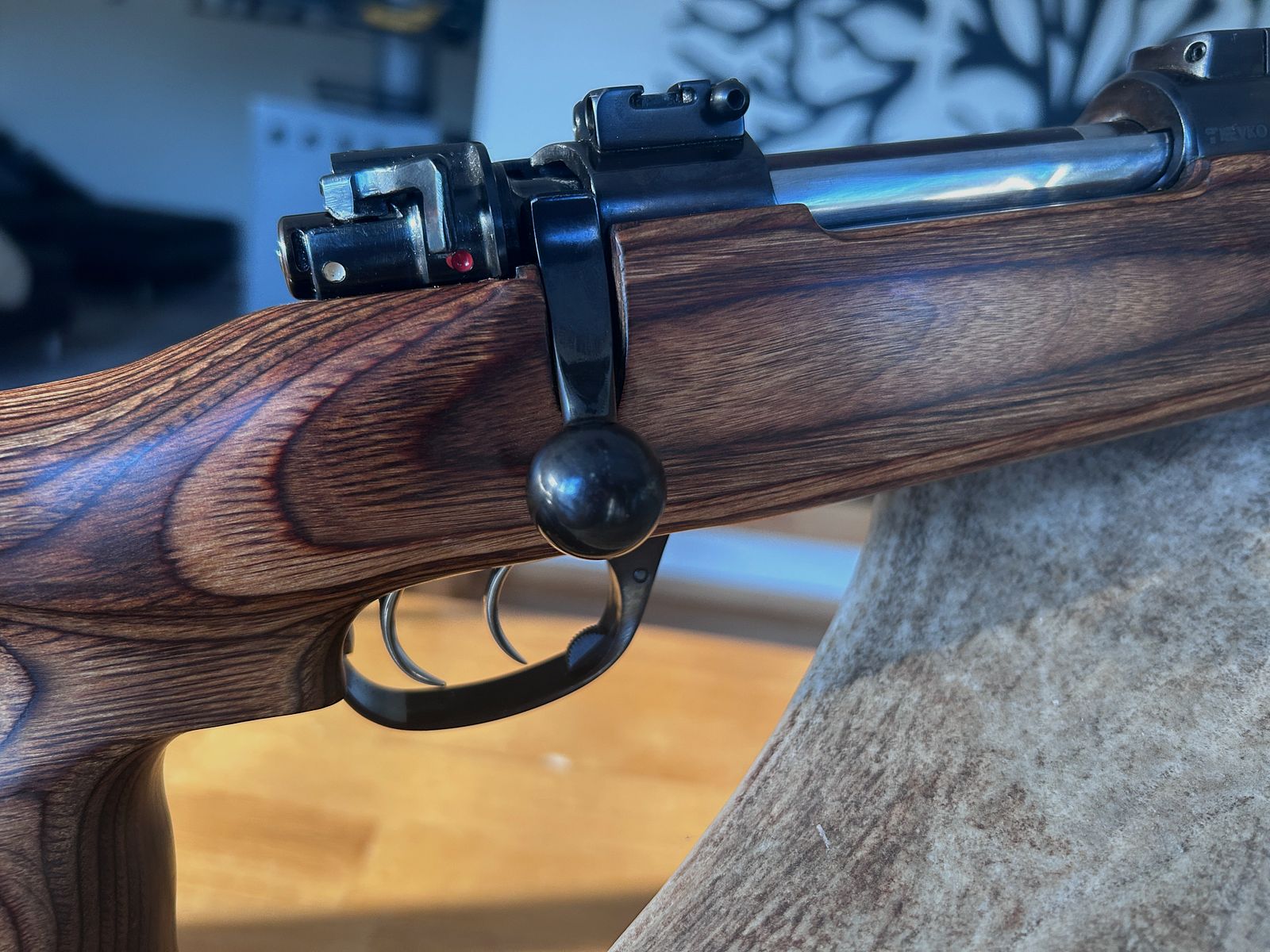 Kettner 98er 9,3x64 mit Schichtholz-Lochschaft und seitlicher Sicherung