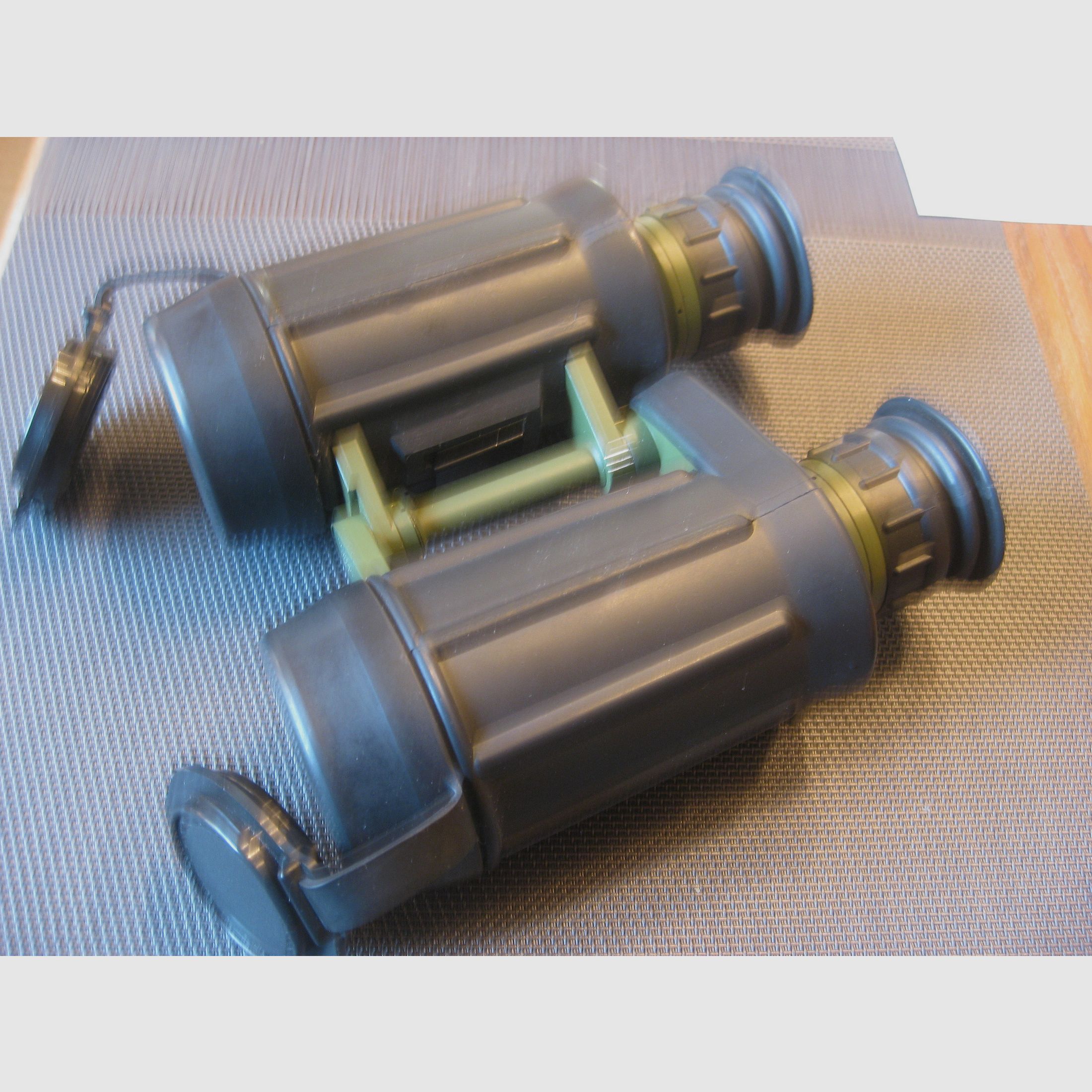 AUFGEPASST AFRIKA-ALASKA-KANADA und TRADITIONS-JÄGER sowie SAMMLER !! Angeboten wird "DAS" LEGENDÄRE CARL ZEISS Jena EDF 7x40 B/GA in der sehr seltenen ZIVILAUSFÜHRUNG !!! Kein Swarovski-LEICA-IOR-STEINER-Blaser-MINOX-SAUER !!