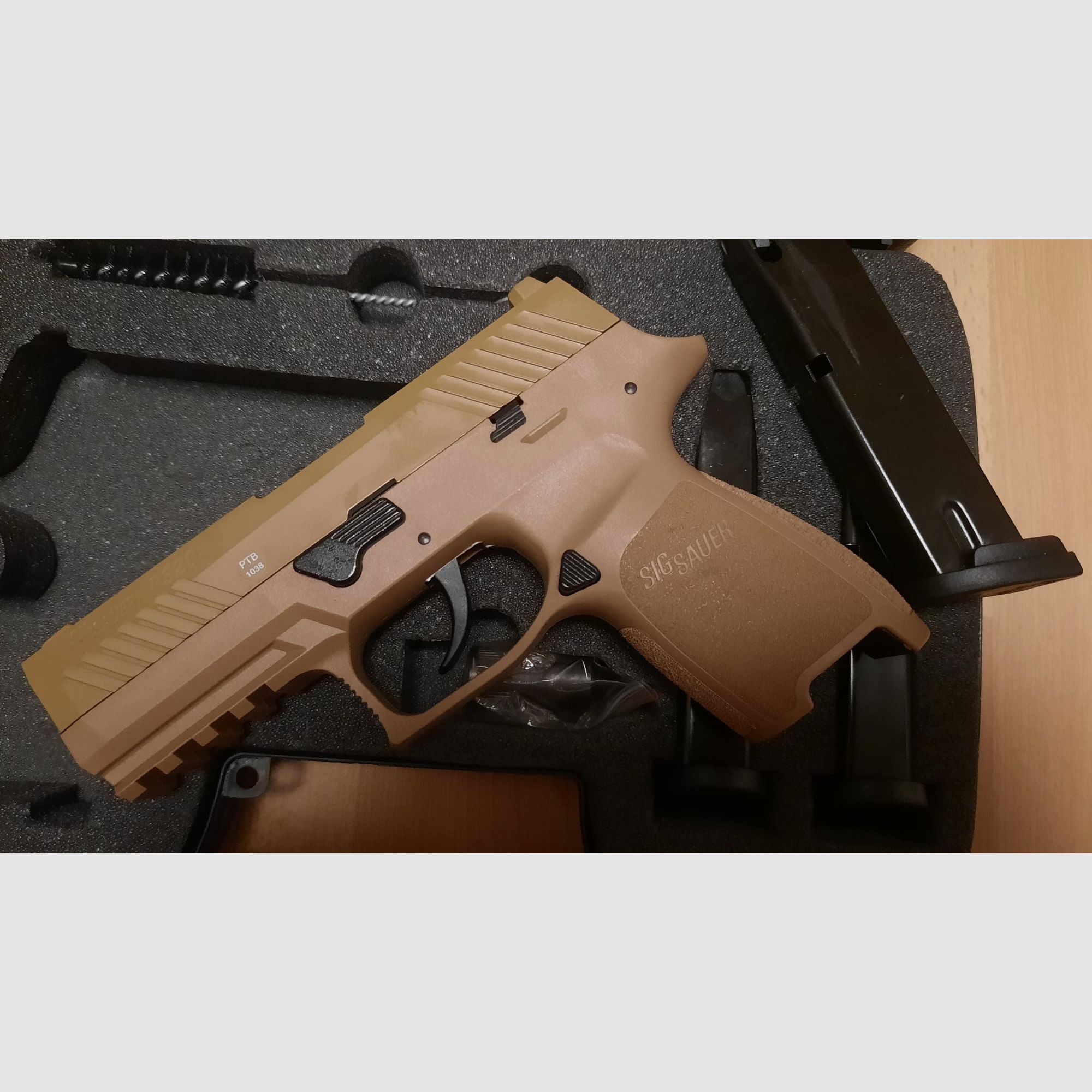 Sig Sauer P320 Schreckschusspistole Dark Earth 9 mm P.A.K. mit 2 extra Magazinen