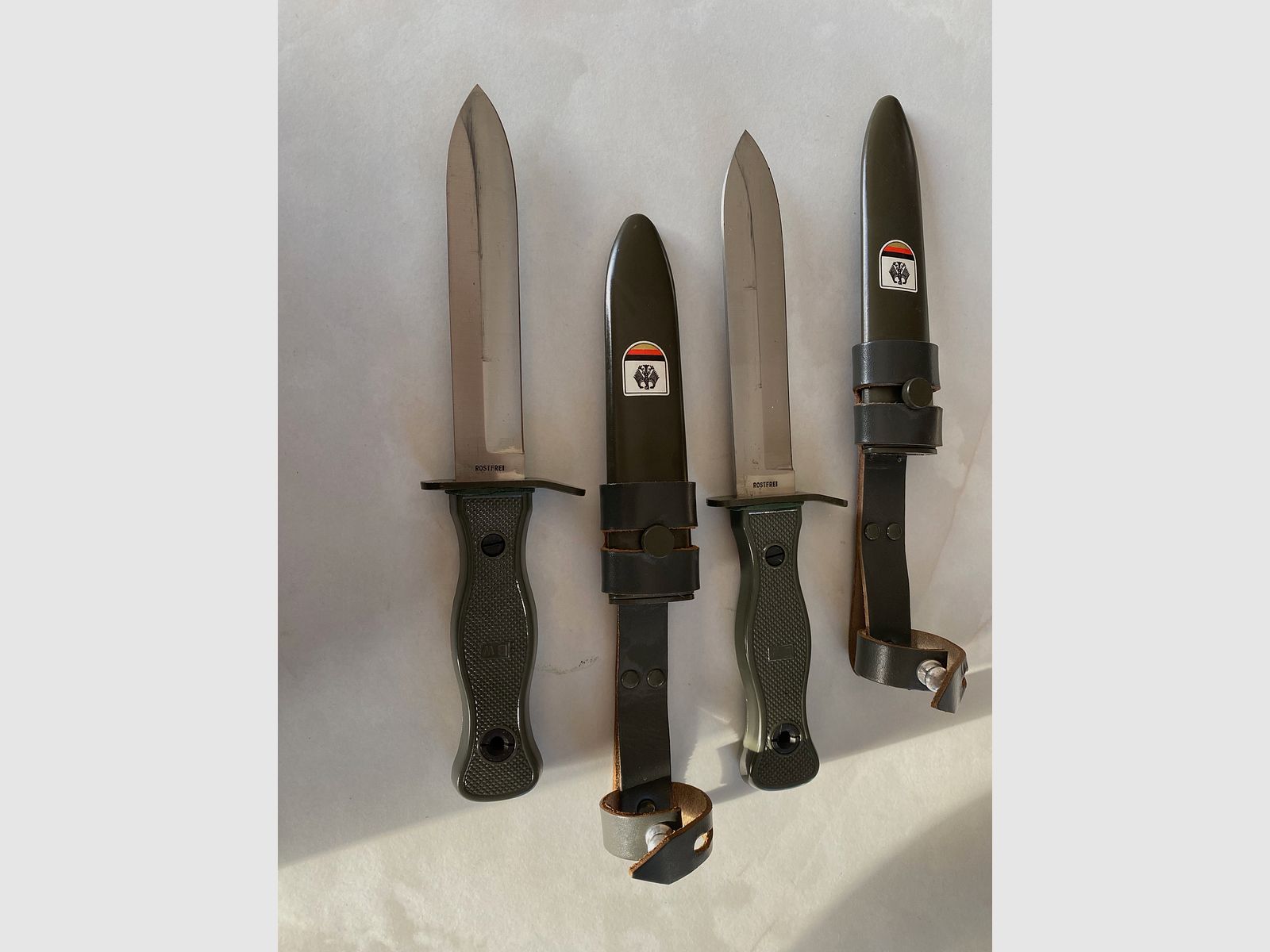 2x Bundeswehr Feldmesser / Kampfmesser – rostfrei – inkl. 2 Kunststoffscheiden