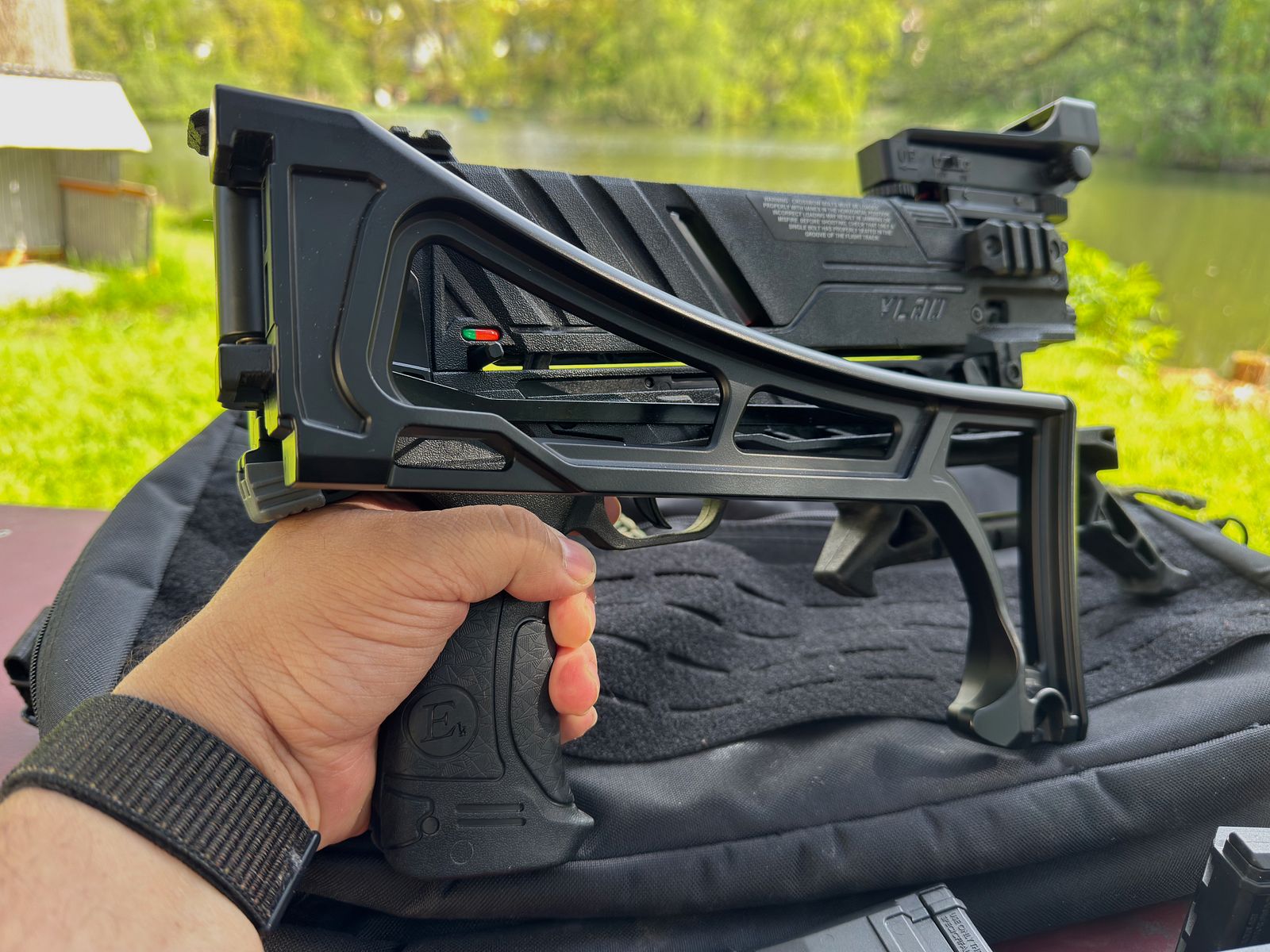 Ultrakomplettpaket EK Archery Vlad Repetierarmbrust mit 8 Schuß Magazin, Tasche, 30, 60 und 90 lbs Bogen, 6 Speadloader, Reddot, Ersatzsehenen, Pfeile usw.