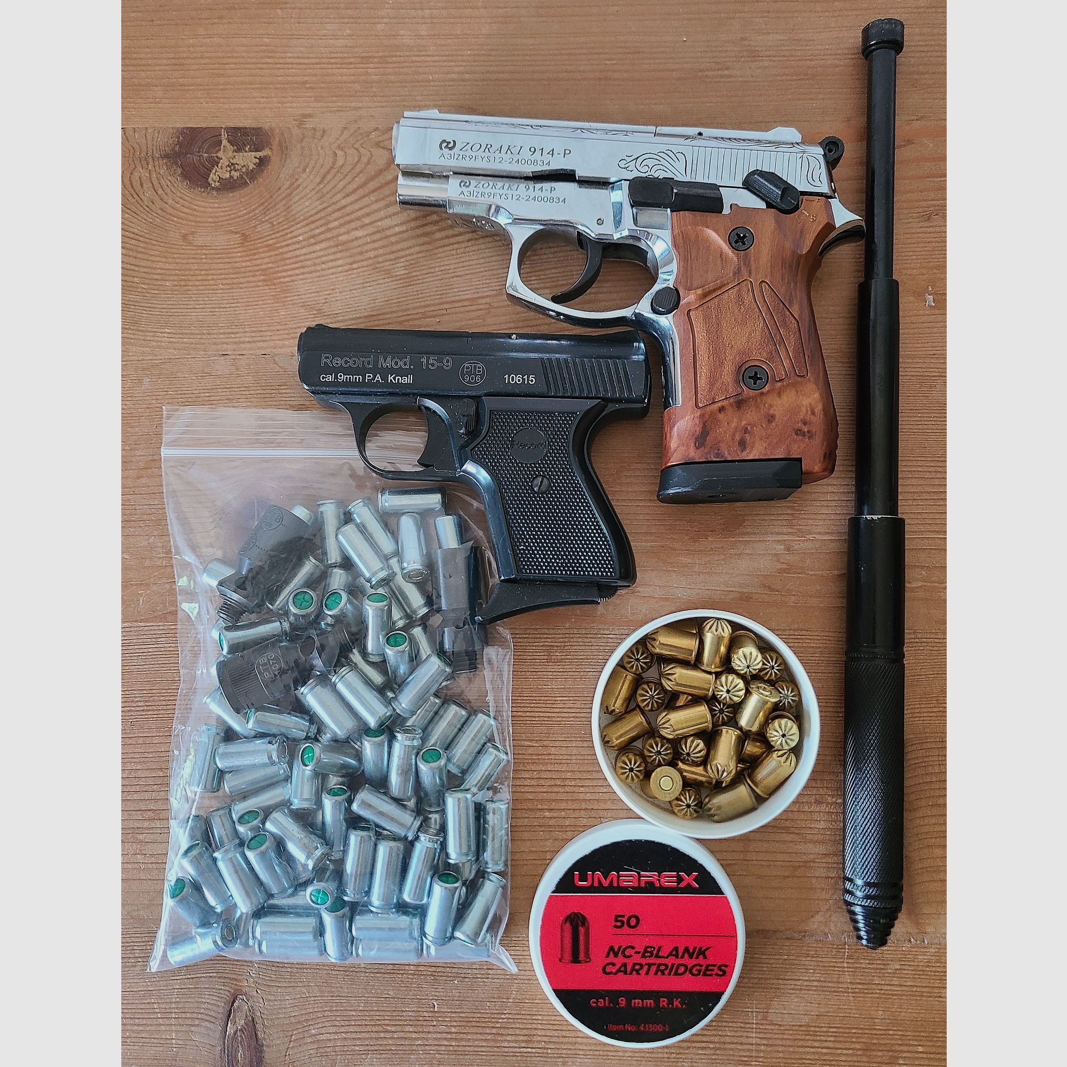 Blank firing pistols 2 pieces with 80 blank cartridges and telescopic stock, feel free to send price suggestions
