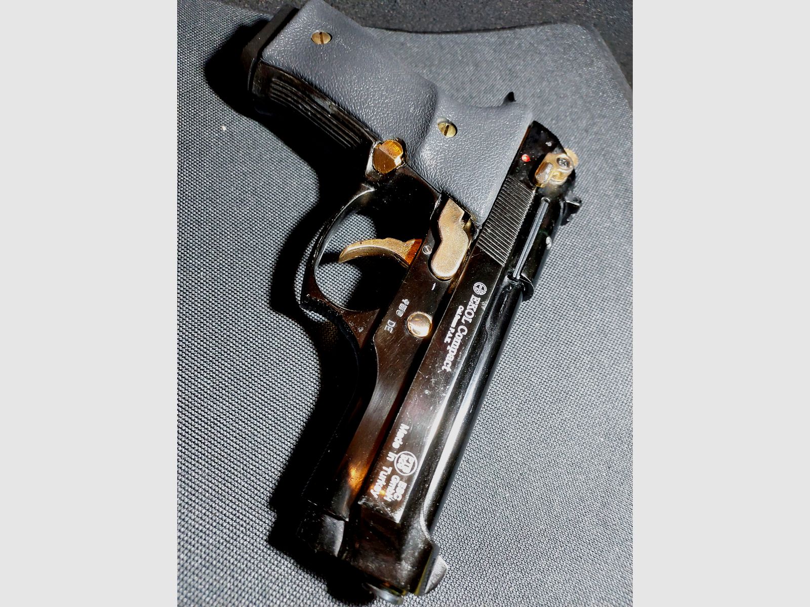 Pistola a gas Ekol Firat Compact in nero e oro, calibro 9mm P.A.K. (PTB 929)