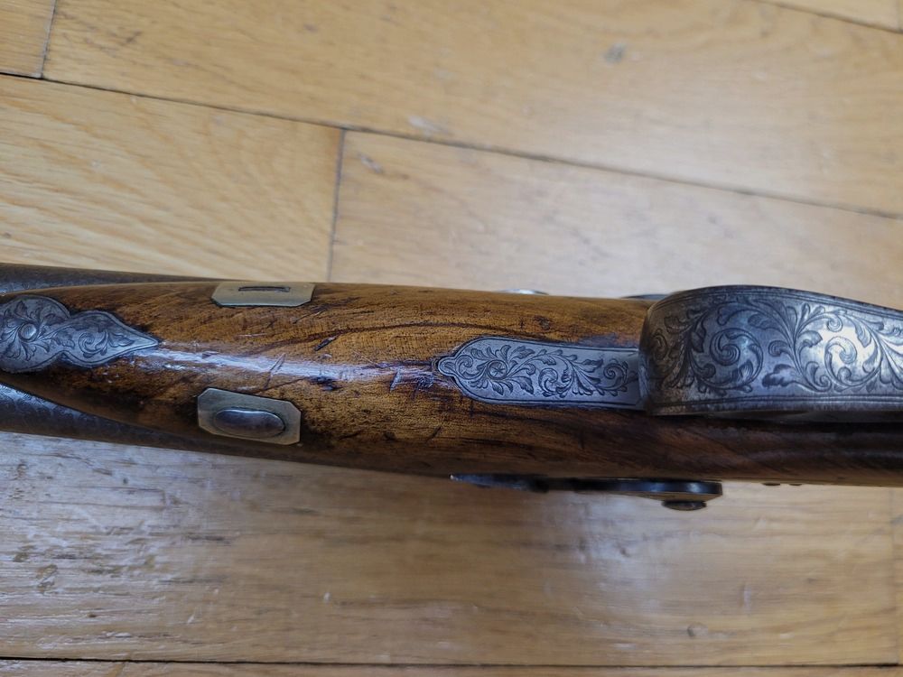 Wunderschöne Jagdpistole aus Damaststahl – Englischer Damasttyp mit sechs unüblichen Bändern – Kal. 28 – Lütticher Büchsenmacher um 1845 – Sehr schöner Renaissance-Schaft – Gravierte Pontcharra-Schlösser – Übereinanderliegende Läufe mit Haken – Ruten aus Walfischbein und Elfenbein – Ausgezeichneter Zustand!, Bild 10 von 25