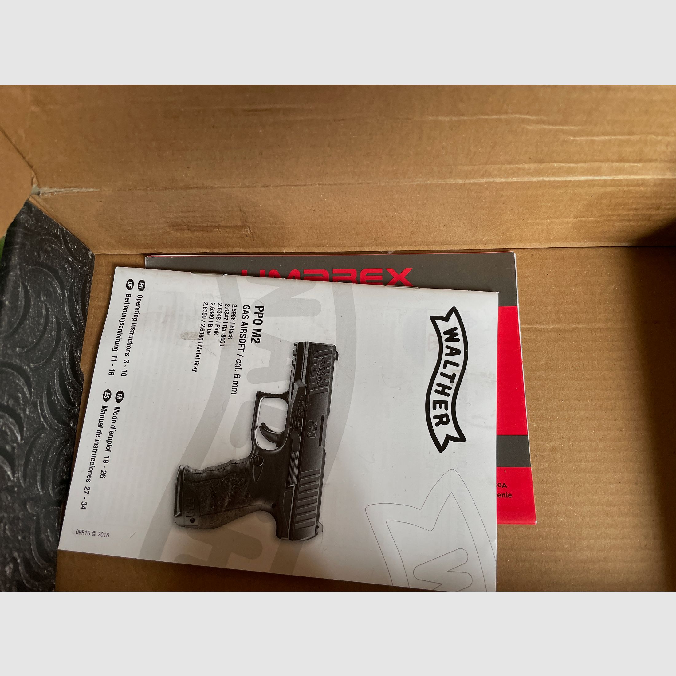 Walther PPQ Airsoft mit zwei Magazinen und Holster