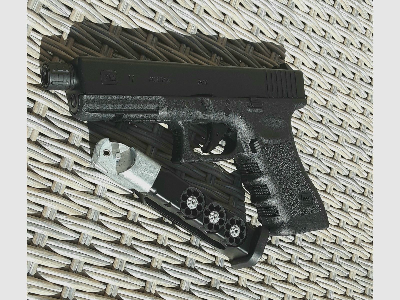 Glock 17 mit Laufgewinde Co2-Pistole Kaliber 4,5 mm Stahl BB / Diabolo Blowback 