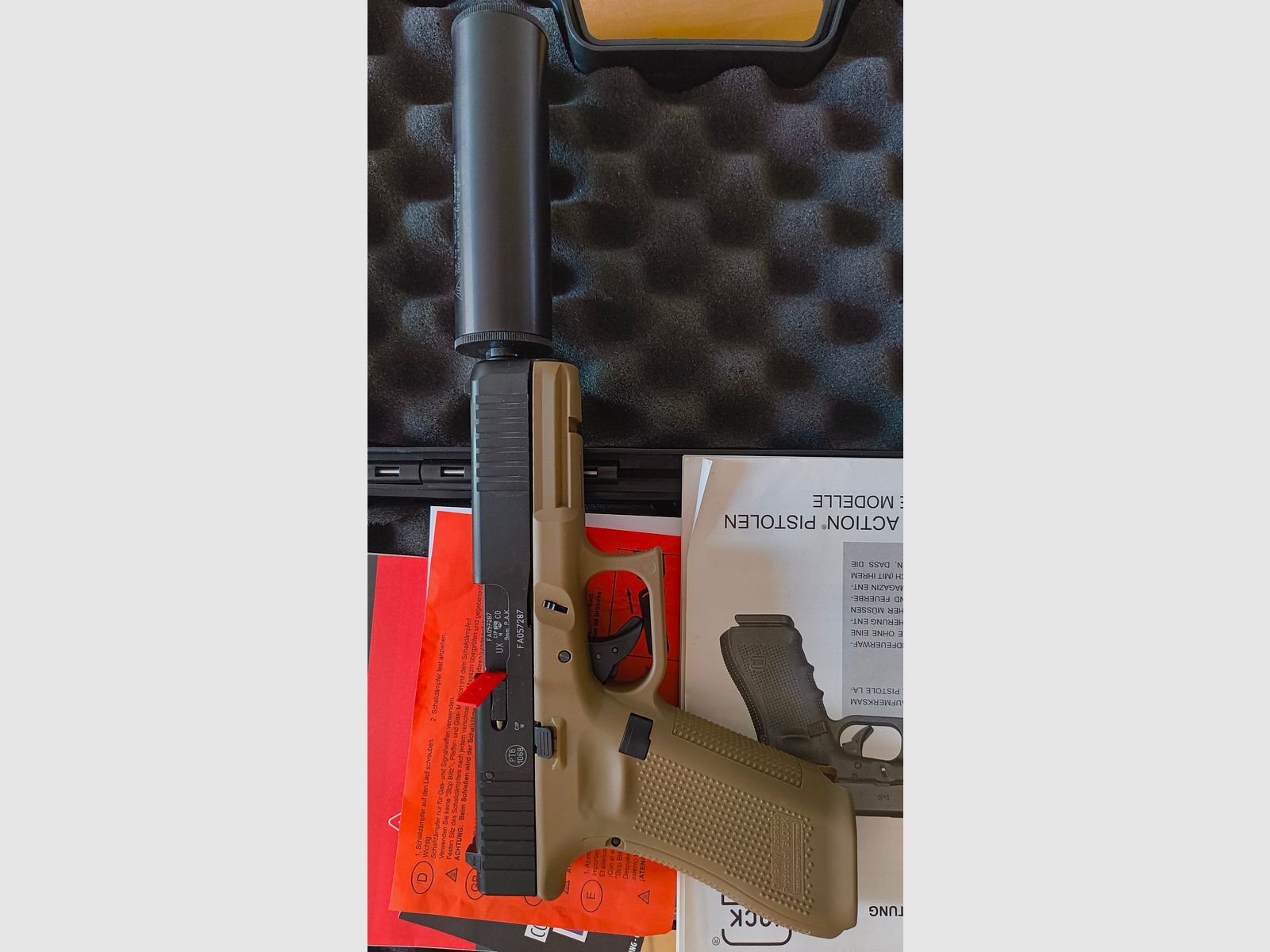 Glock 17 Pak Tan con silenciador Umarex