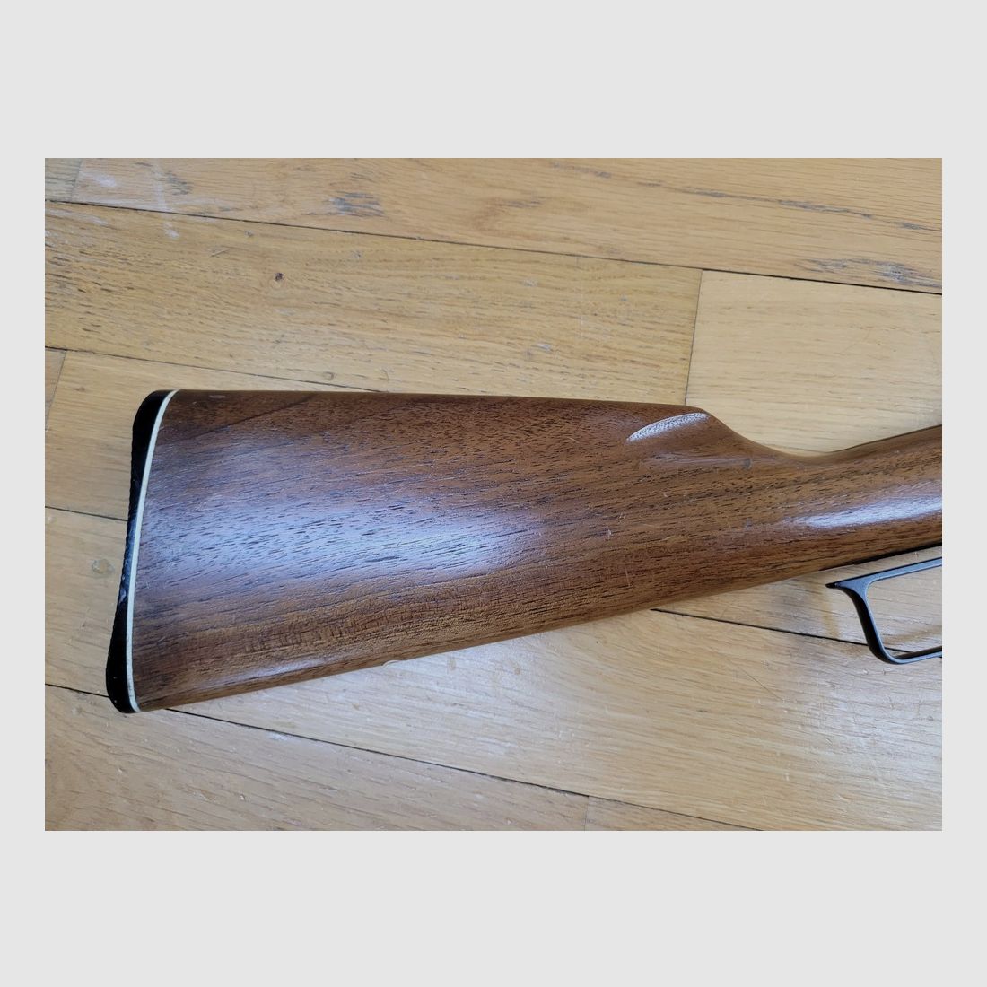 Schöne und handliche Unterhebelrepetierbüchse Marlin Modell 1894 – Waffe von 1971 – Kal. .44 mag – 10+1 Schuss – Sehr schöner Schaft aus Nussbaum mit selbstgemachter, stoßdämpfender Schulterplatte – Ultra flüssige Mechanik – Wunderschöner 47 cm Lauf – Eine universelle Schusswaffe in TBE++, Bild 22 von 27