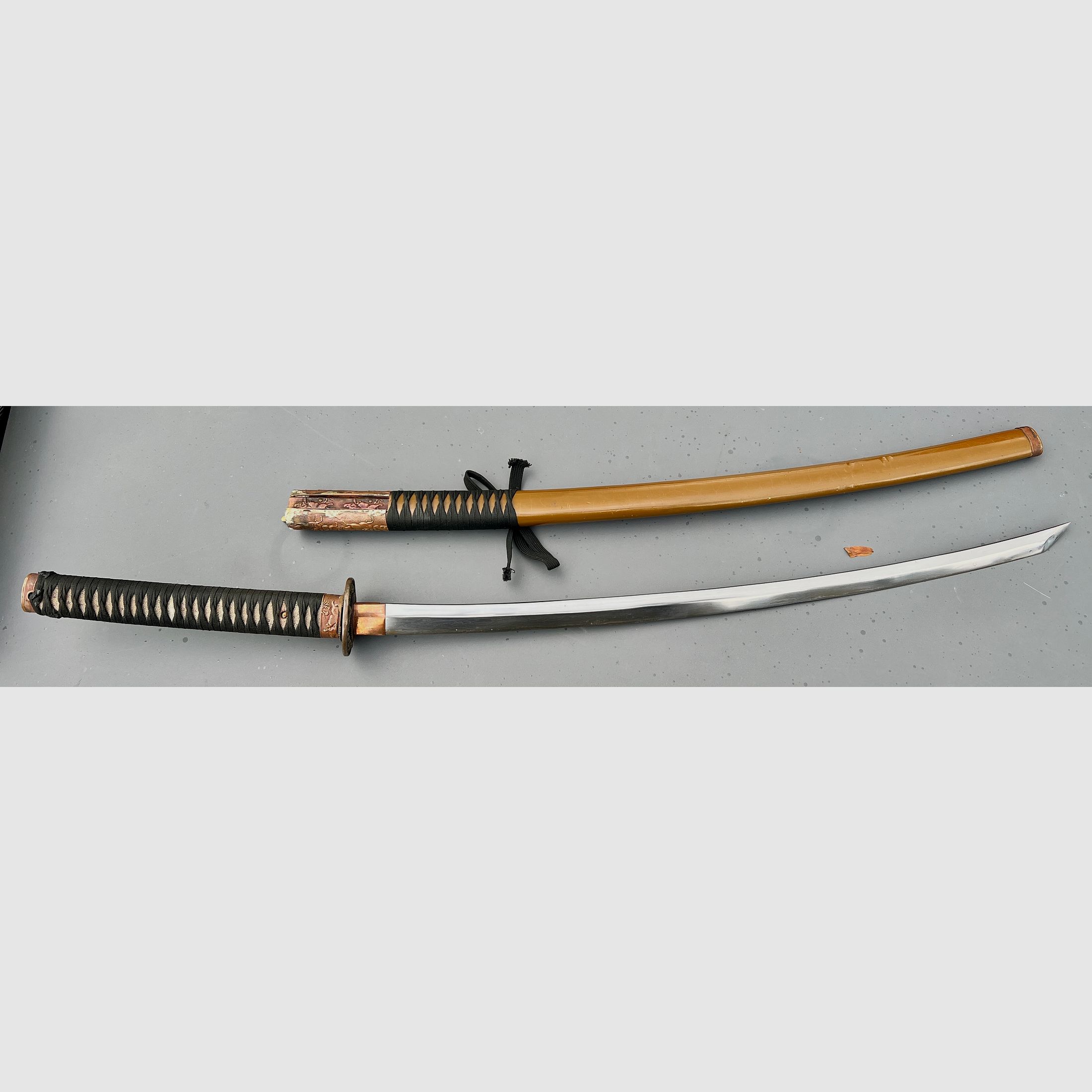 Authentisches japanisches Offizierskatana (Shin-guntō Typ 98) aus dem Zweiten Weltkrieg mit signierter Kanemune-Klinge.