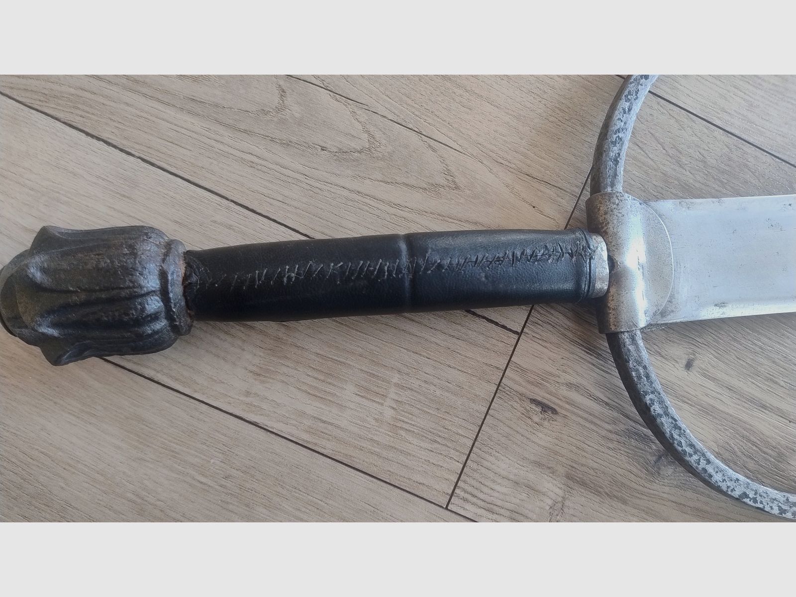 Historisch langzwaard ca. 1870–1900 – leren handvat – vernietigde knop – totale lengte 112 cm