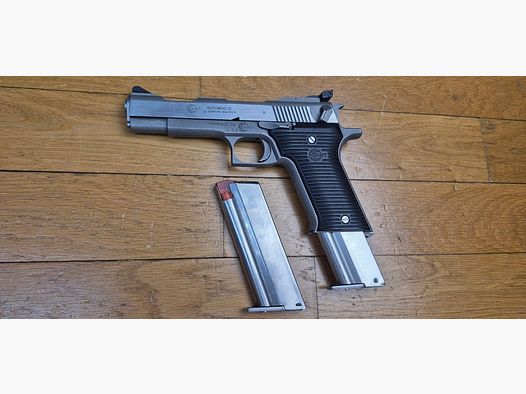 Peu Courant et beau pistolet Automag II – Calibre 22Magnum – Fabrication AMT – Acier Inox de A à Z – En 4 1/2 pouces – Excellent état mécanique – 2 chargeurs – TBE+