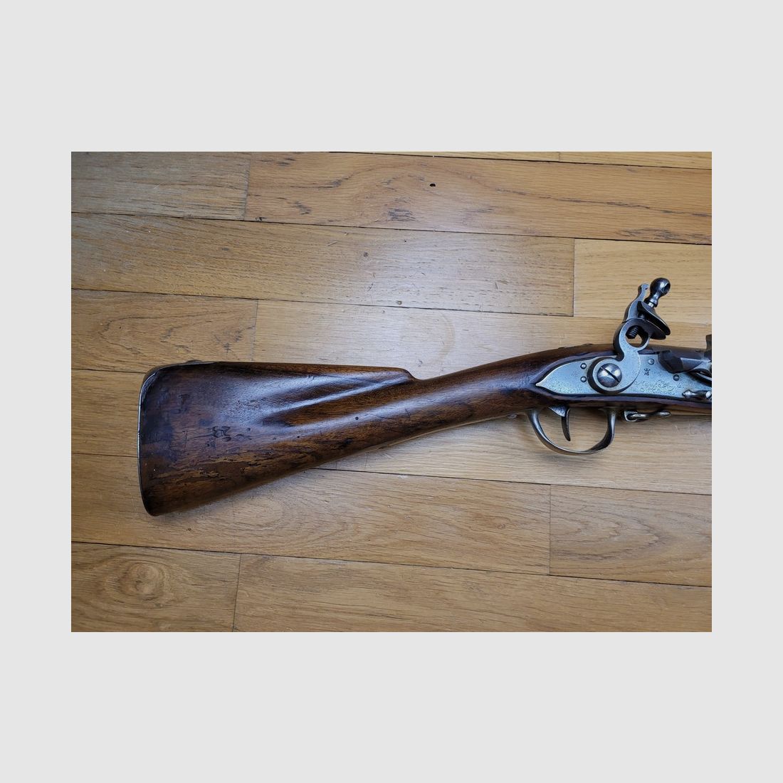 Seltenes französisches Infanteriegewehr 1763 / 1766 – komplett und sehr nah an seinem Originalzustand – Schaft in „Viertelvache“ und Originalholz – Sehr schöne konforme Schloss – Alle Originalschrauben – um 1770 – Regierungszeit von Ludwig XV – 144 cm – Seltenheitszustand!, Bild 3 von 26