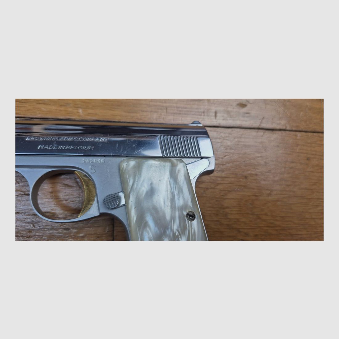 Sehr sexy Browning Baby Pistole – Kaliber 6.35 Browning oder 25 ACP – Magazin 6 Schuss – 100% zweifarbige Stahloberfläche und feiner Goldabzug – Perlmuttgriffschalen – Mechanisch einwandfreie Funktion – Neuer Lauf – Traumwaffe für Frauen, ebenso traumhaft – TBE++, Bild 12 von 18