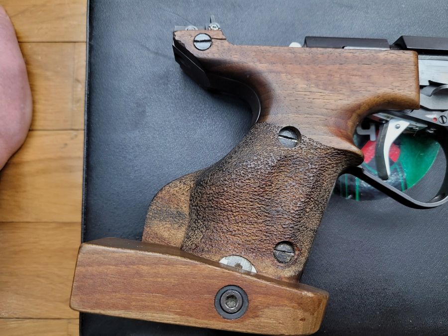Sehr guter Pistol DES 69/U – Hergestellt in Frankreich von Unique in Hendaye – Kal. 22 LR – Verstellbarer anatomischer Schaft aus Nussbaum – Magazin 10 Schuss – Verstellbarer Abzug – Doppelte Bossette – Set von Gegengewichten – Vollständig aus bearbeitetem Stahl – Sehr guter Zustand, Bild 8 von 27