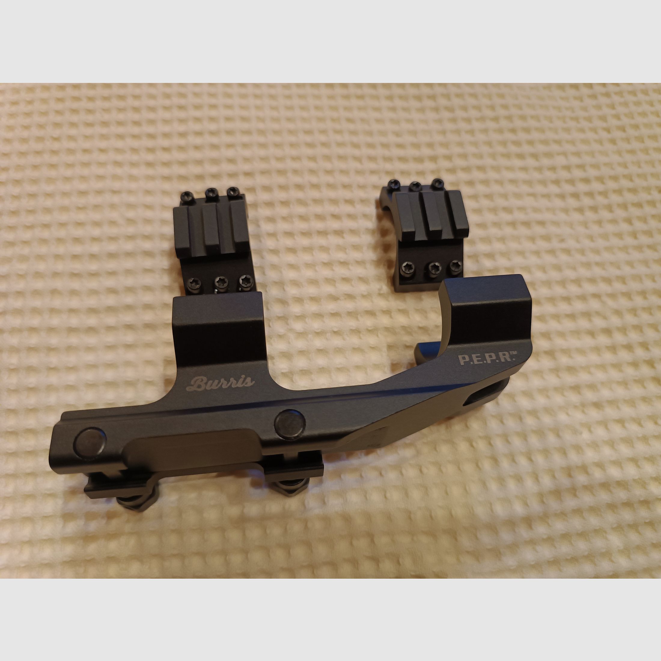 Burris P.E.P.R. scope mount with Picatinny rings. For a tube diameter of 30mm. Light signs of use.