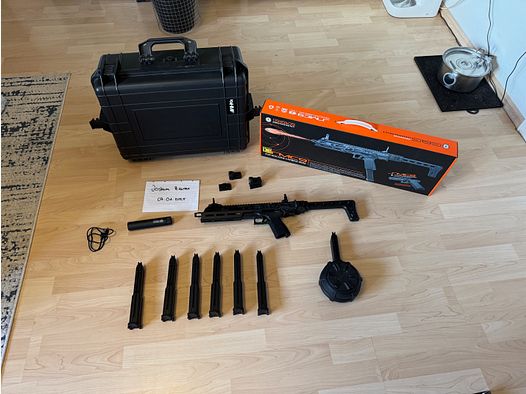 BUNDLE: G&G SMC-9 GBB Airsoft +++ Gas Magazine (50 BBs) +++ SMC-9 GBB Drum Mag +++ Firefield Impact Reflex Sight +++ Tracer +++ Koffer