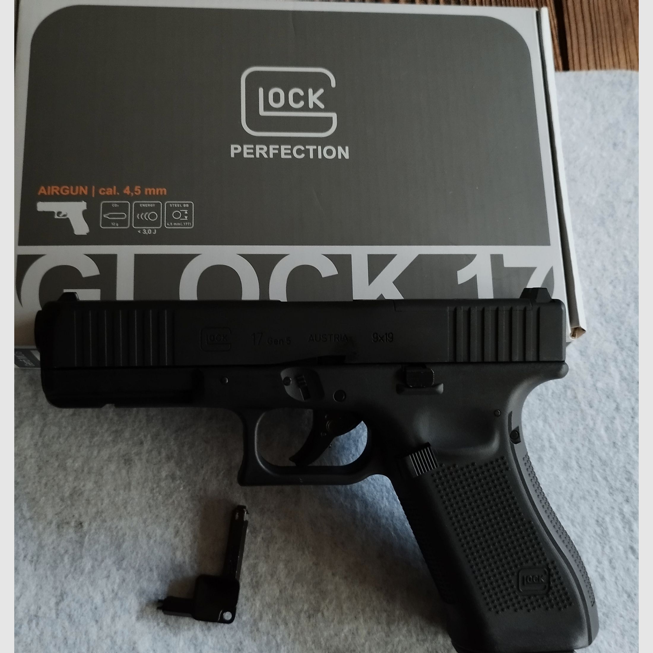 Glock 17 Gen 5 CO2 4.5mm BB with blowback and remaining warranty