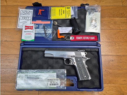 Magnifique Colt 1911 Gold Cup « National Match » Trophy – Arme de 2015 – Cal.45 – Full inox – Exemplaire préparé Bushing Briley et kit ressorts Brownells – Plaquettes G10 grises – Détente réglable – Surfaces impeccables et canon nickel – Livré dans sa mallette d&rsquo;origine complète – État quasi neuf !