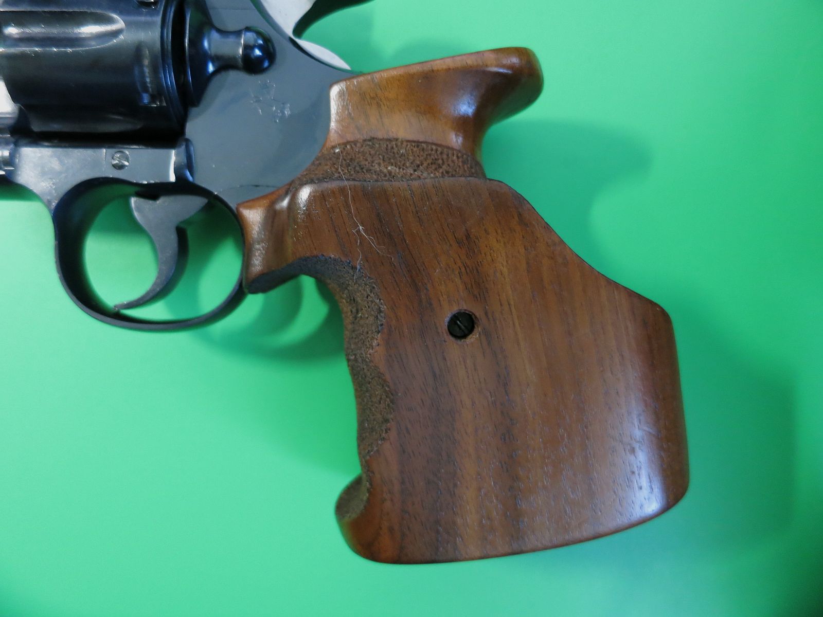 Revolver COLT Officer's Model Match, Vijfde uitgave van de serie in .22lr, Sportgreep #2