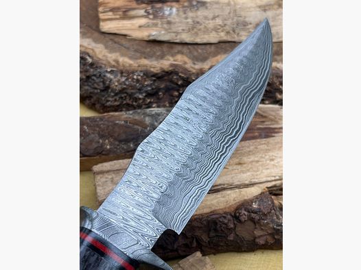 Couteau de chasse en acier damassé