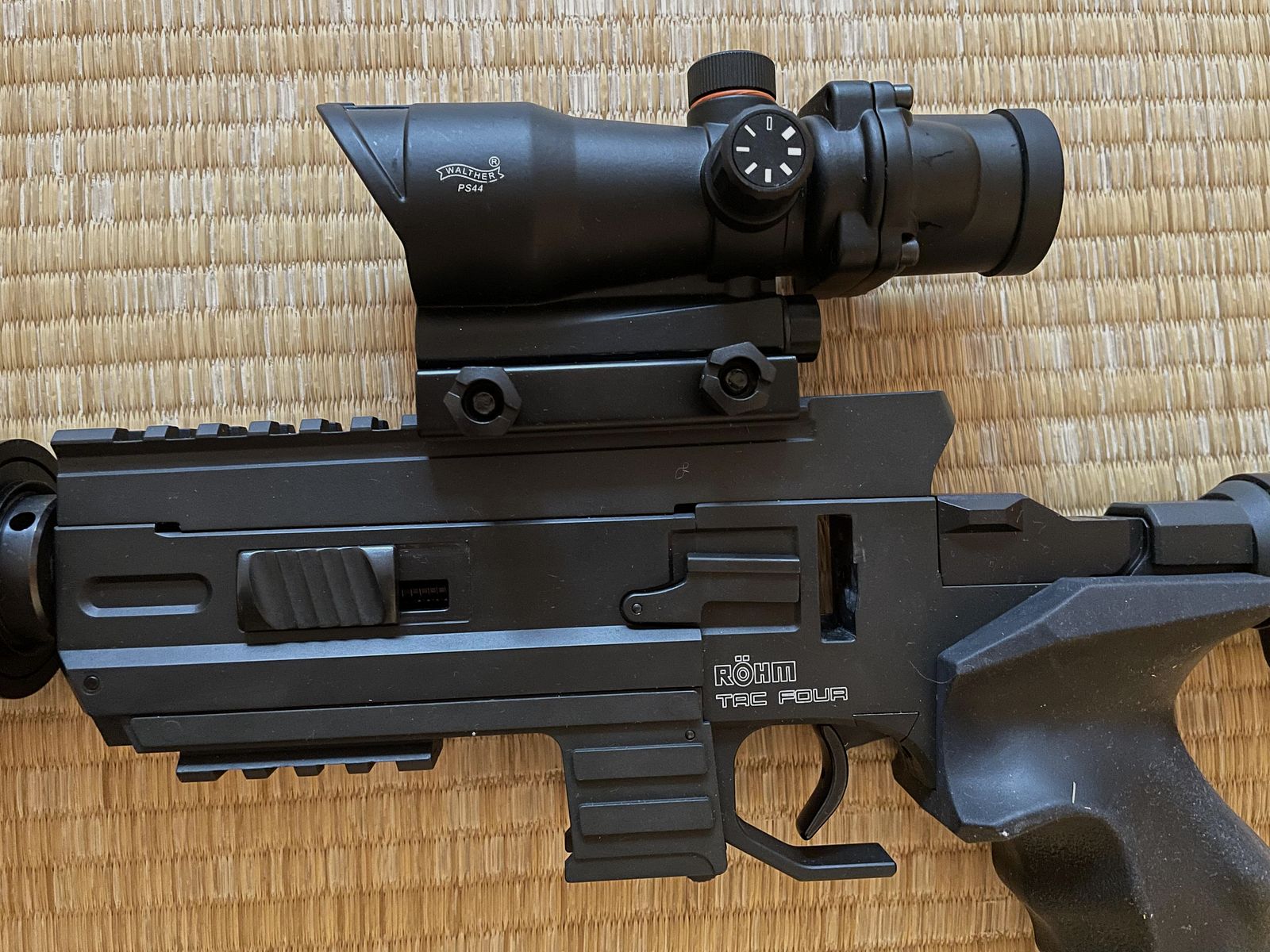 Röhm TacFour Black Rifle Co2 rifle con accesorios