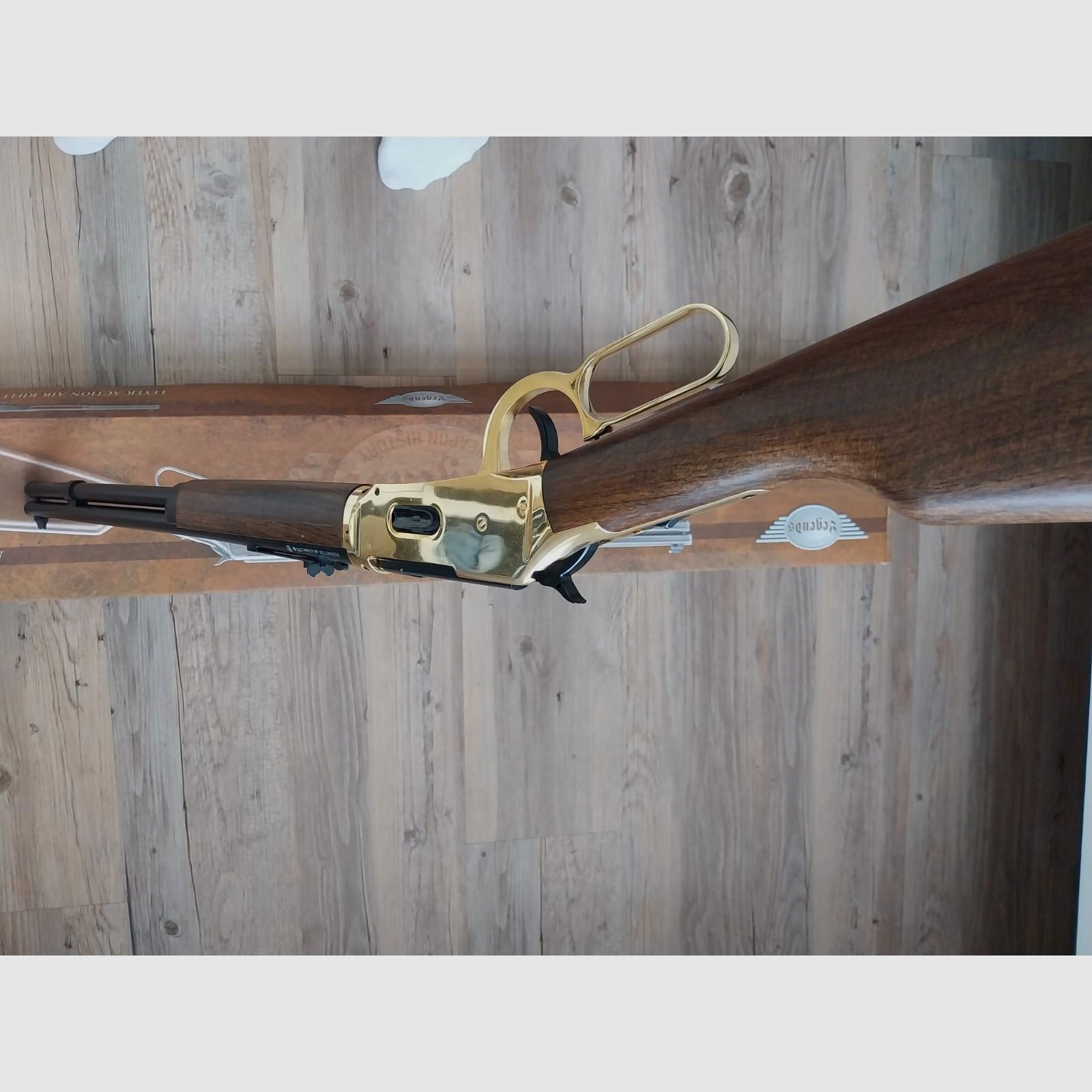 Rifle Cowboy Legends acabado dorado 4,5 mm BB Co2 + 20 cápsulas de Co2 + 1500 BBs 4,5mm