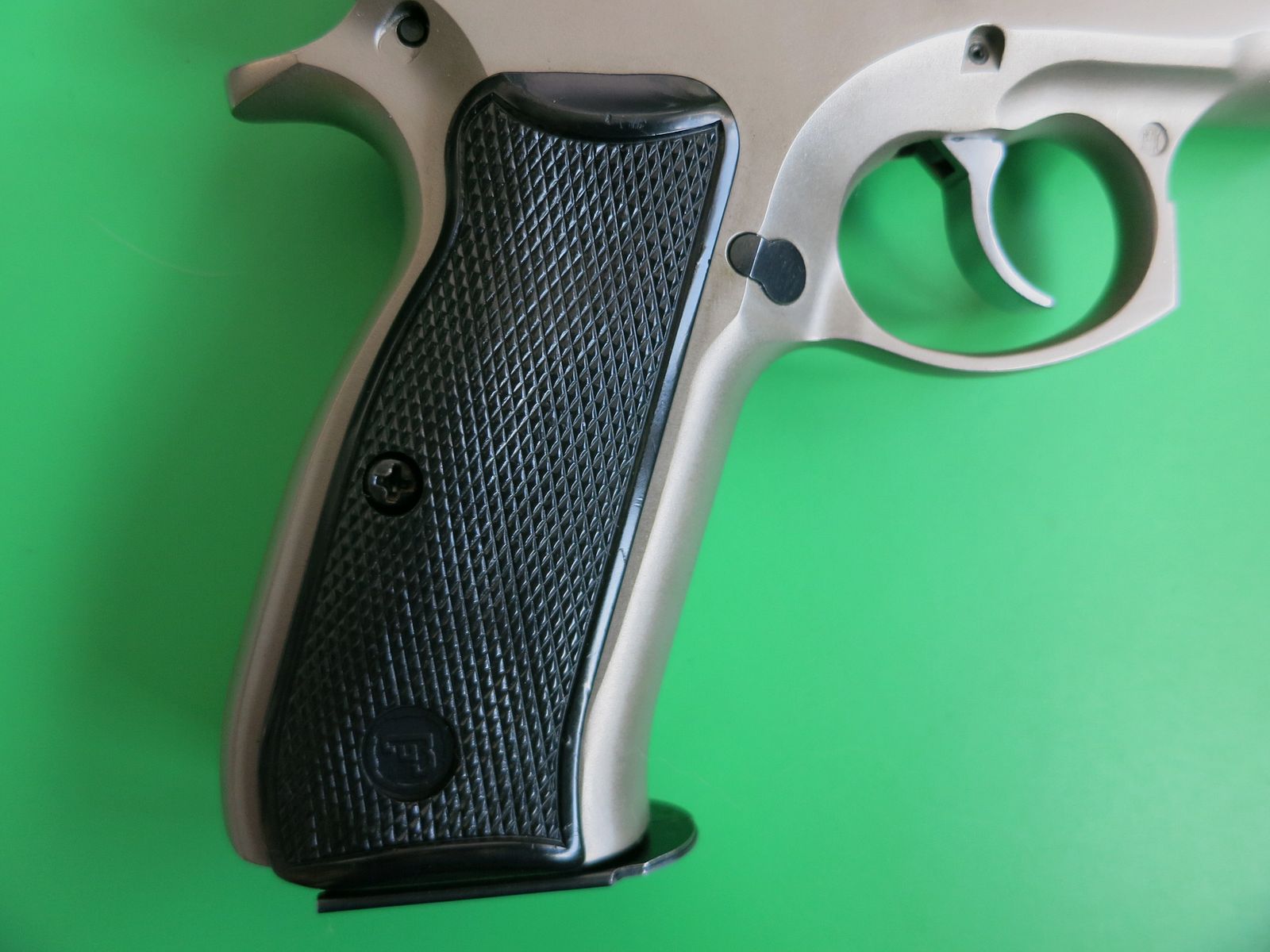 Brünner CZ75 B stainless or ČZ 75 (Česká zbrojovka), semi-automatic pistol, cal. 9×19 + Burris Fastfire #90