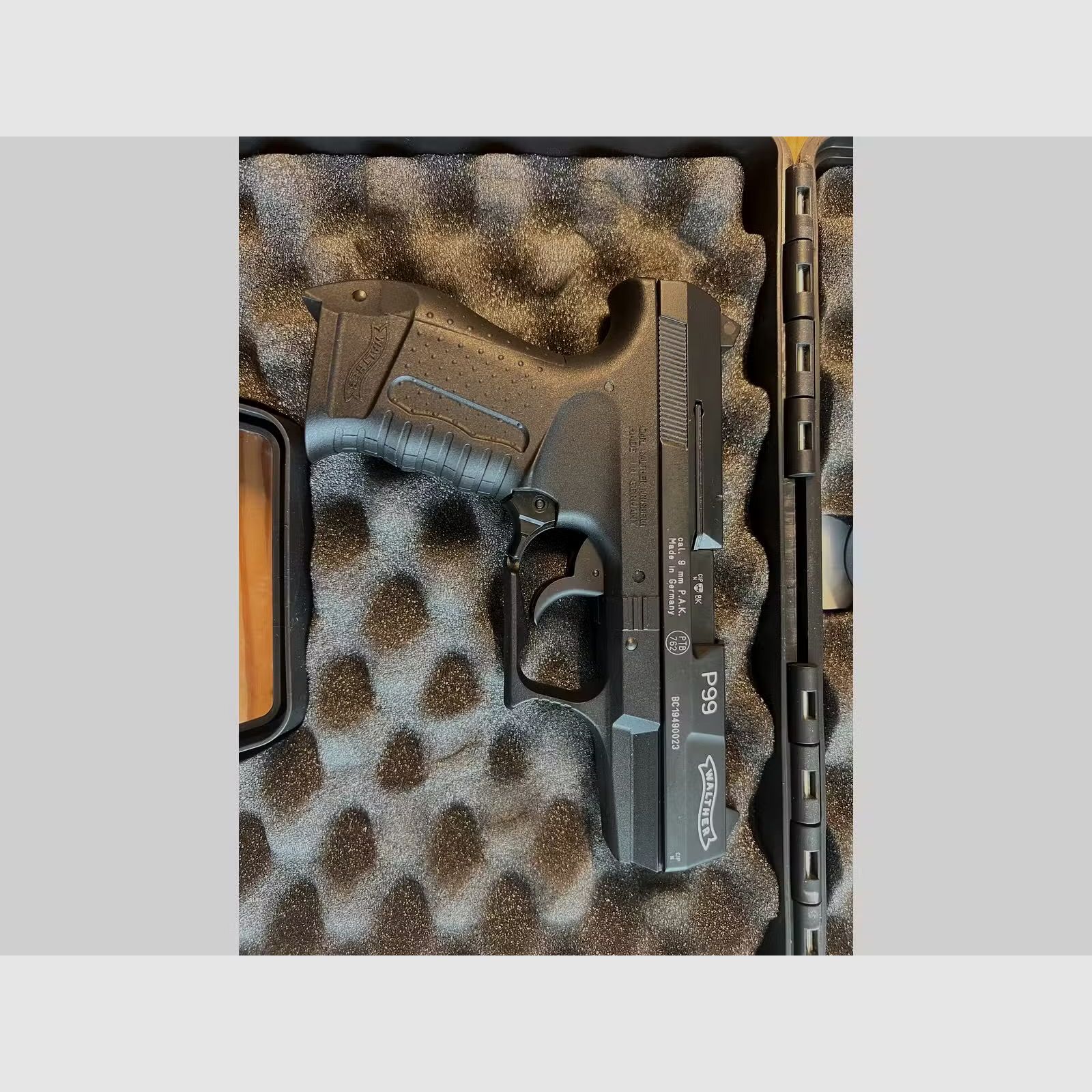 Walther P99 Schreckschusspistole 9 mm P.A.K. Schwarz inklusive original Walther P99 Holster - wie NEU