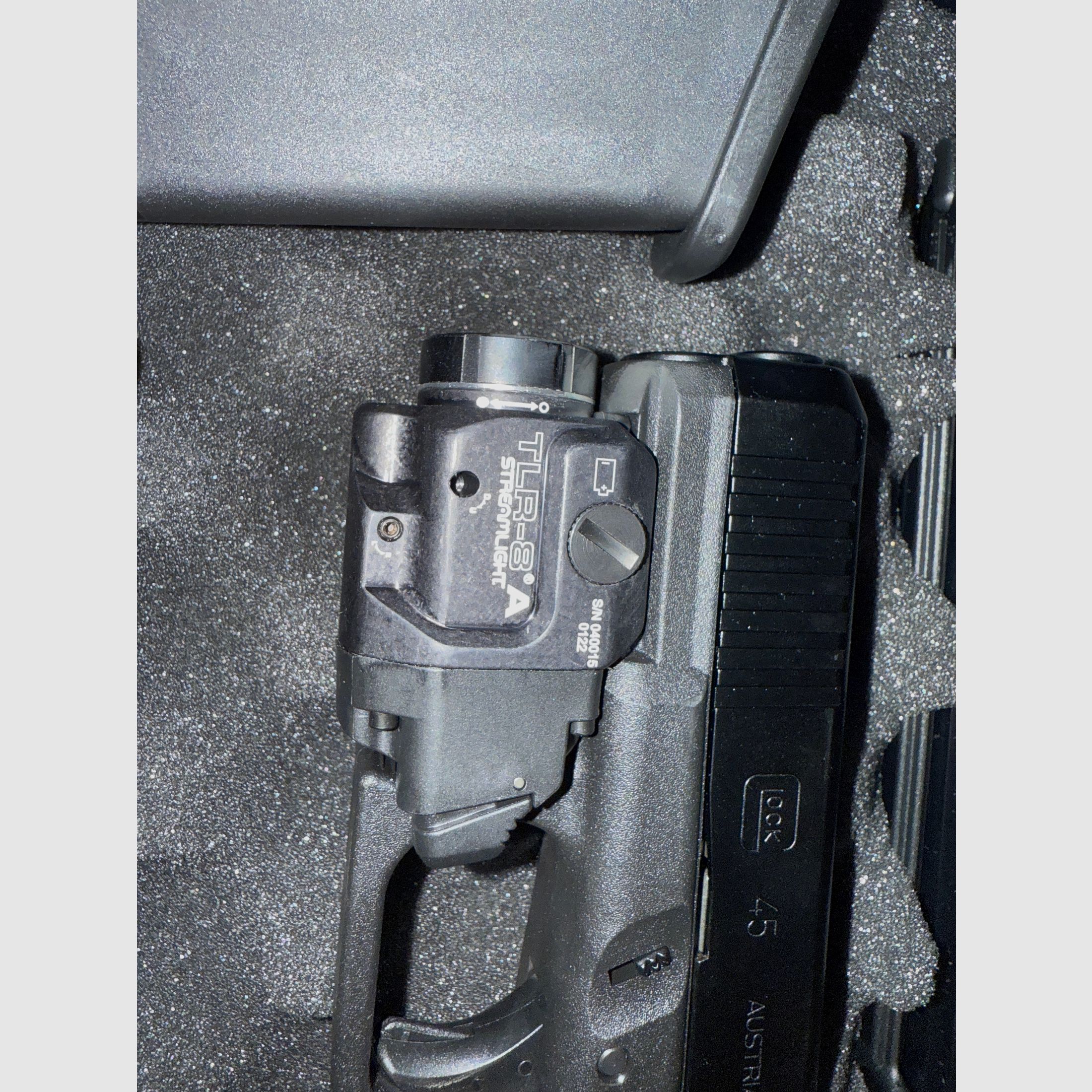 Glock 45 – comme neuf – avec Streamlight TLR-8 (lampe + laser rouge) et holster Black Trident