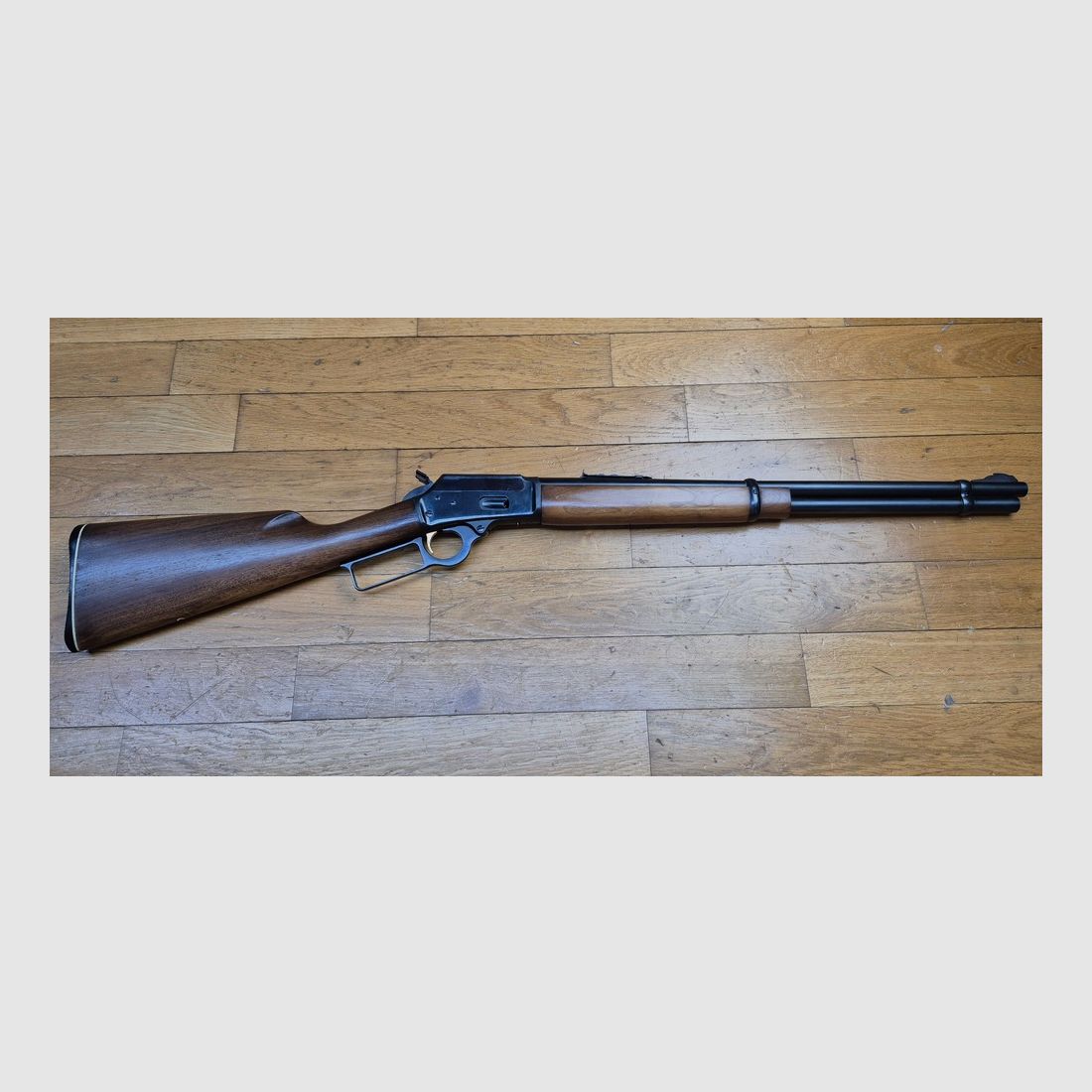 Schöne Unterhebelrepetierbüchse Marlin Modell 1894 – Waffe von 1971 – Kal. .44Mag – In 10+1 Schuss – Gutes Holz aus amerikanischem Nussbaum mit selbstgemachter Schulterstütze – Ultra flüssige Mechanik – Wunderschöner Lauf von 51 cm – Eine universelle Schusswaffe in BE+/TBE, Bild 23 von 30