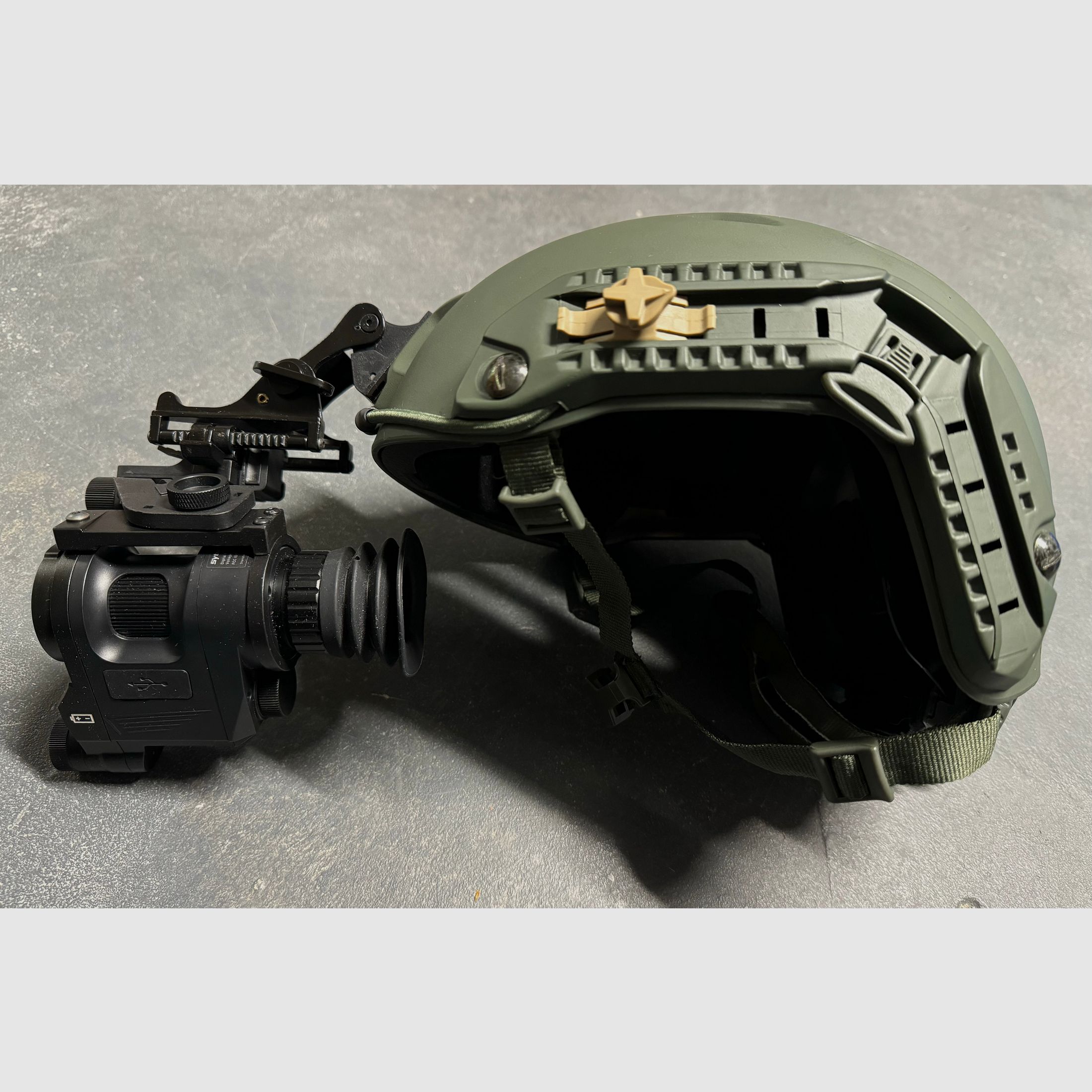 Nachtsichtgerät Waffen- und Helmmontage Sytong HT 66 German Ed. mit IR Strahler und Helmadapter
