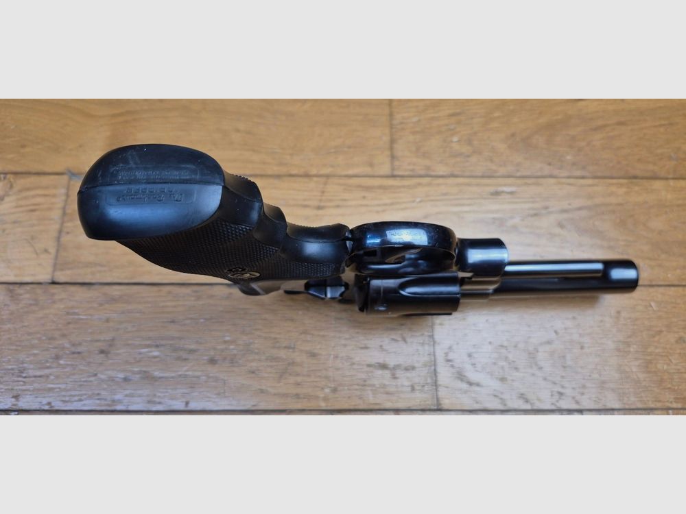 Schreck der Bären! – Revolver Smith & Wesson M29-2 – Kal. .44Mag – Lauf 4 Zoll – Außergewöhnliche brünierte Oberfläche mit 98,9% – Waffe aus Ende 1973 – Zwei Griffsets – Unglaubliche Mechanik, heute nicht mehr zu finden – Filmmythos ebenso wie Waffe! – TBE++!, Bild 10 von 30