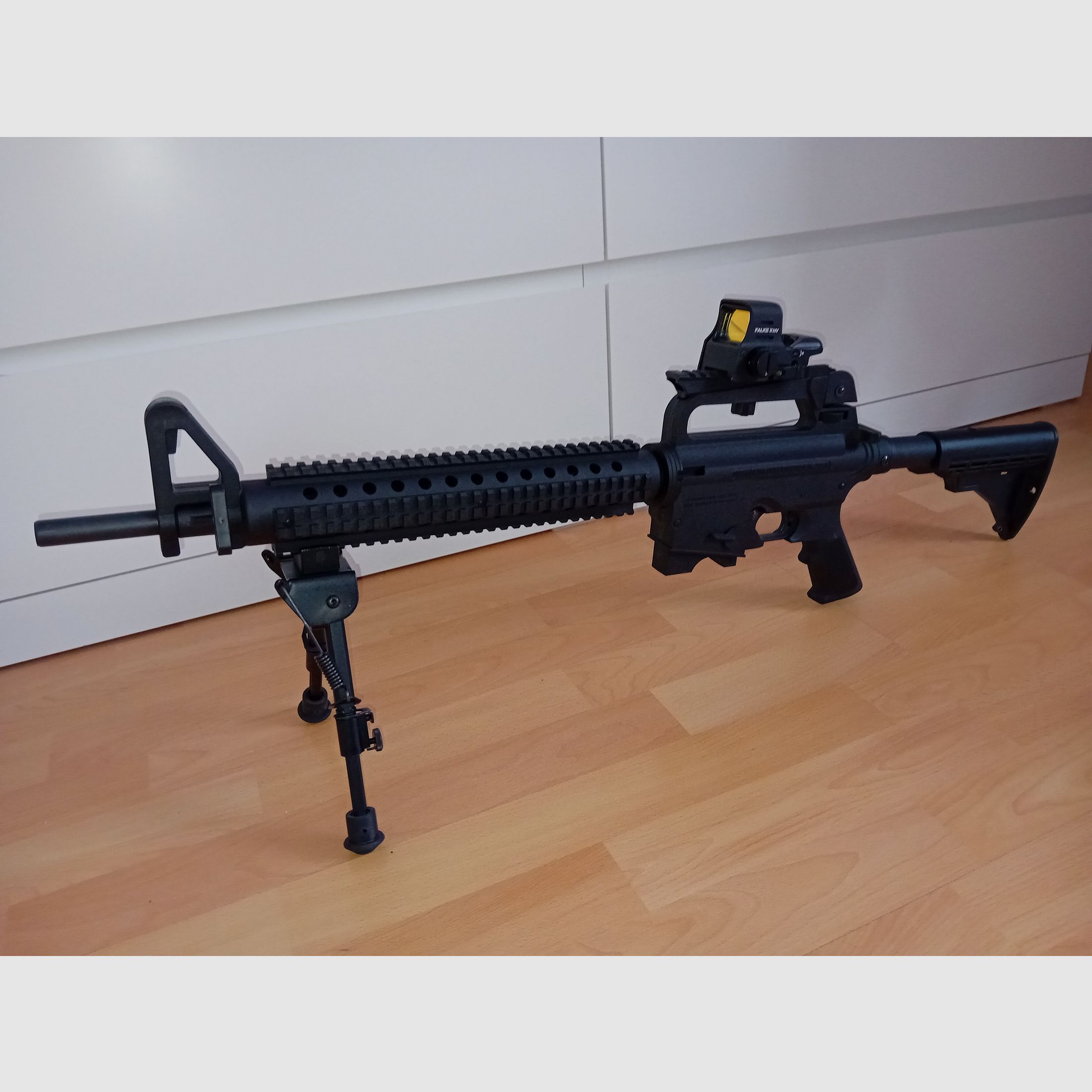 Mossberg zelfladende geweer International 715t .22lr (16.25") inclusief 3 magazijnen en rode punt vizier Falke II NV