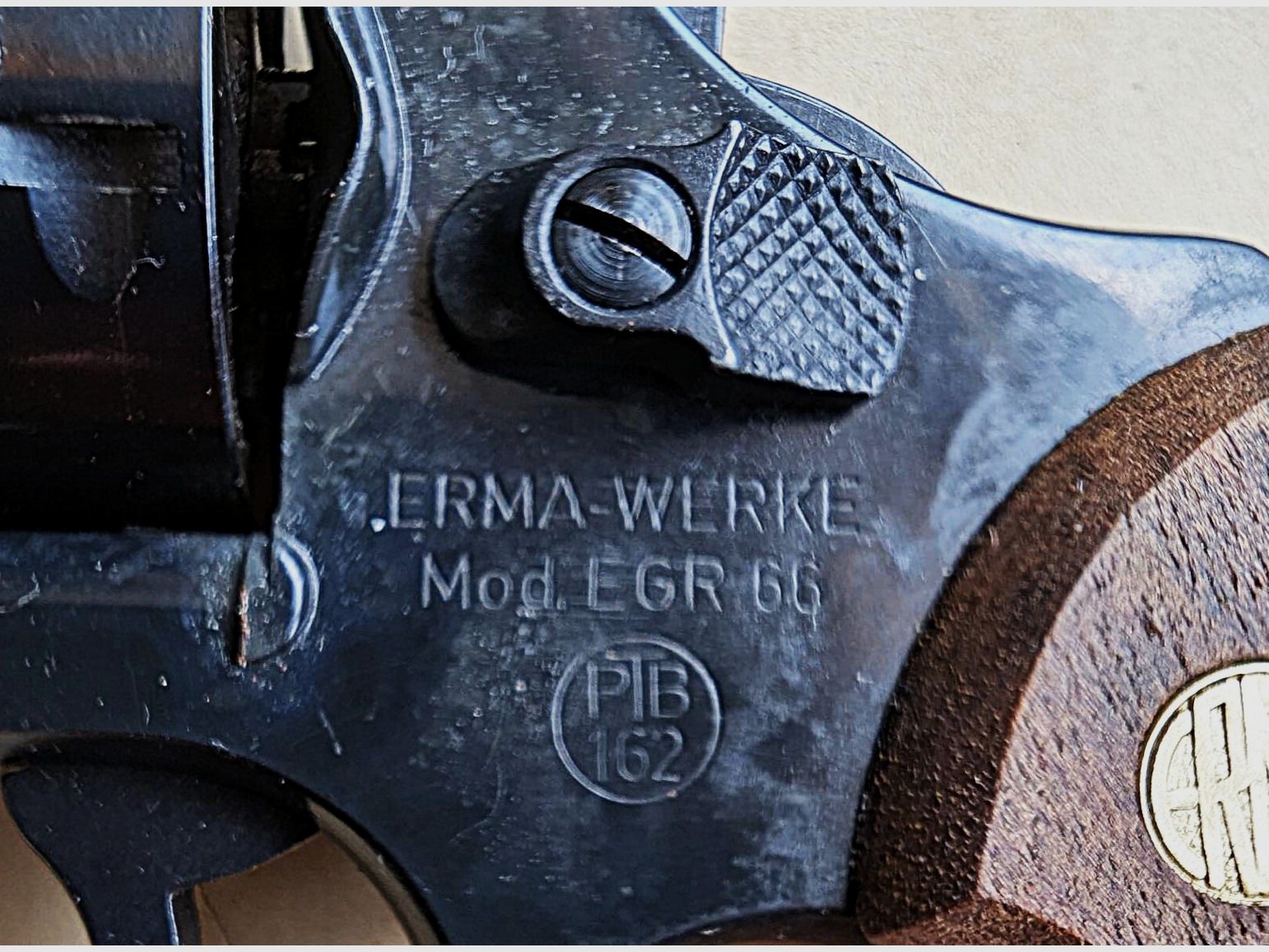 ERMA EGR 66 inkl. Abschußbecher und Erma Anstecknadel, Kaliber 9mm Gas- und Platzpatronen