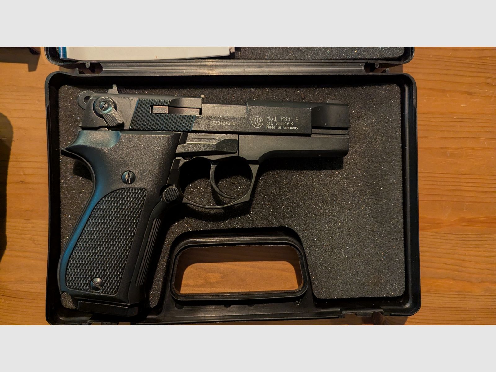 Umarex Walther P88 Compact 9mm Schreckschuss inkl. Holster, Ersatzmagazin, Abschussbecher, Reinigungsbürste, Transportkoffer und Ersatzteilset.