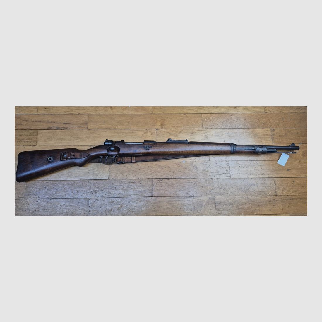 Schöne K98-Regelbüchse – Dritte Reich – Umgerüstet auf 8 x 57 JRS (nicht IS von Anfang) – Code „42' – Herstellung Mauser Oberndorf 1939 – Kein Einzelnummer – Exzellente Mechanik – Schaft und Holz unmarkiert und in TBE – Schöner Lauf mit guten Zügen – Riemen – Schönes Set und gute Waffe 100% aus der Zeit – TBE, Bild 2 von 36