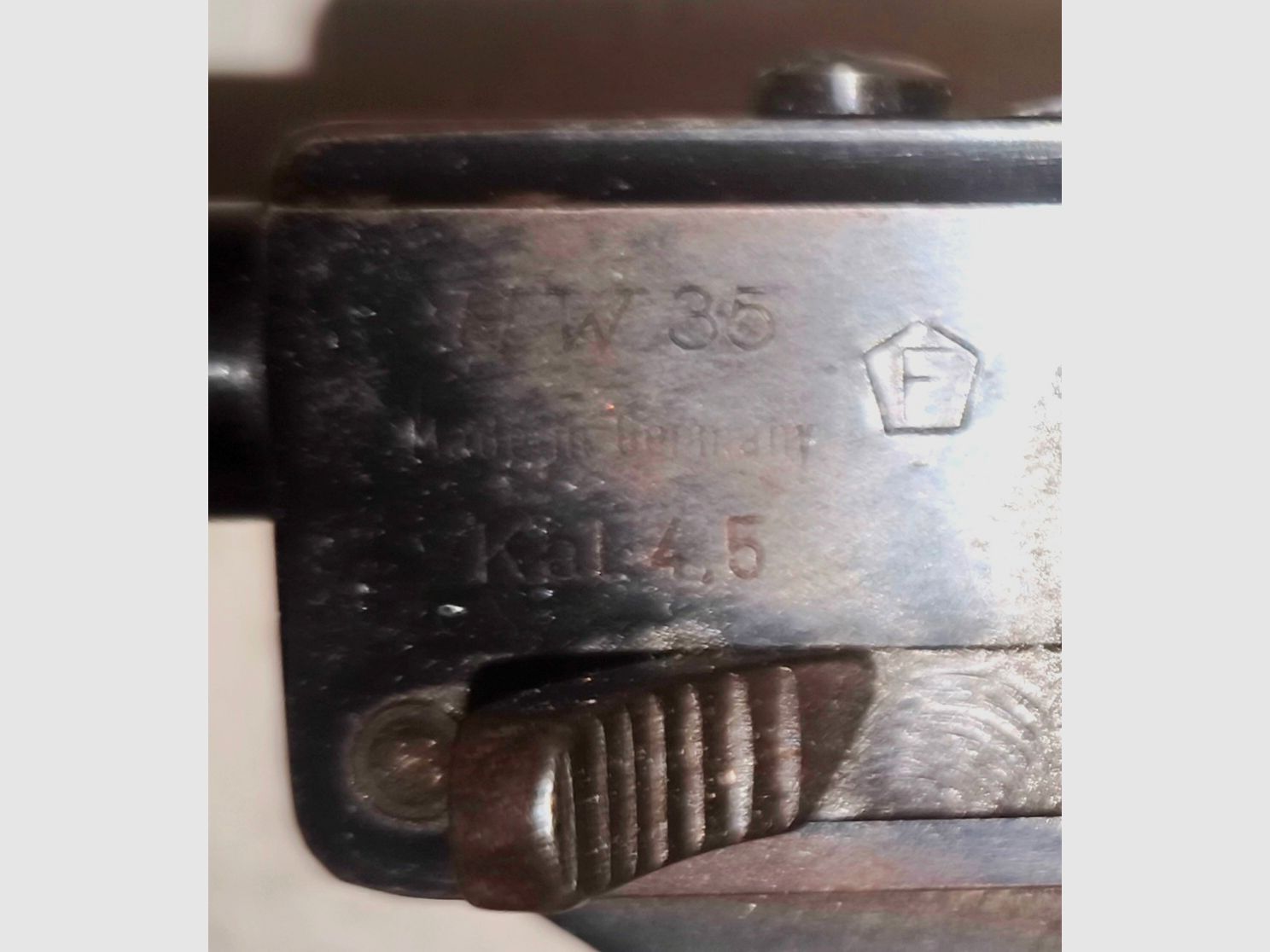 Weihrauch HW 35 von 1972 ,mit F im Fünfeck-Erlaubnis ab 18Jahren , im Kaliber 4,5mm, mit ZF BUSHNELL 3 ×7×20 & Weihrauch Schalldämpfer, sowie 2 Dosen Spitzkopf Diablos 
