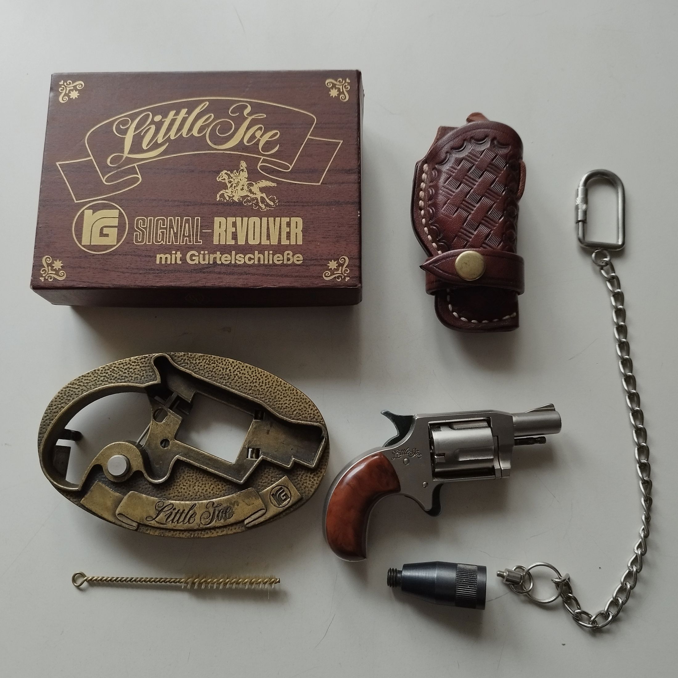Piękny RÖHM Little Joe - rewolwer SRS 6mm FLOB.PL. z klamrą do paska i kaburą oraz akcesoriami w oryginalnym opakowaniu - przedmiot kolekcjonerski PTB