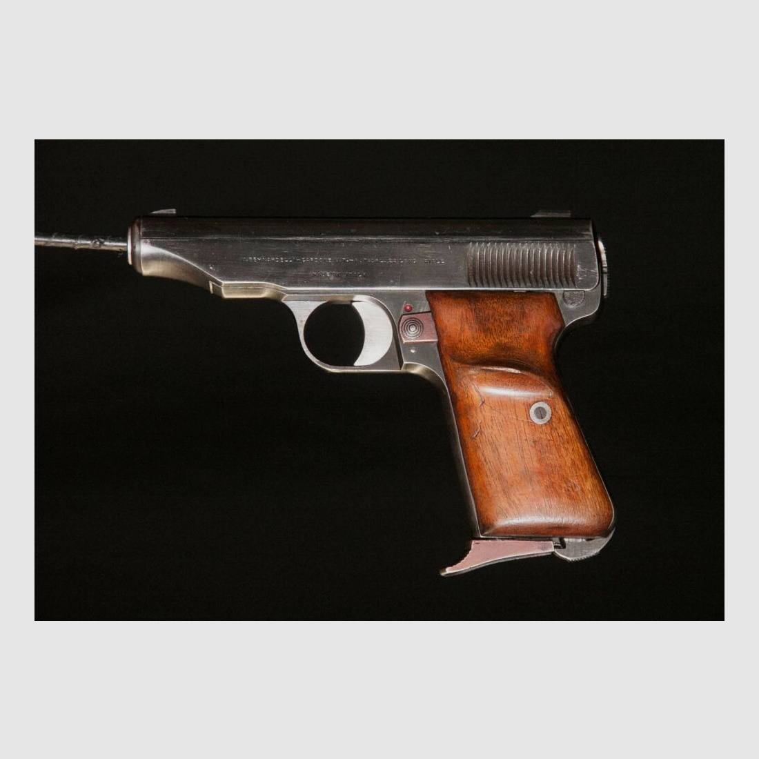 Pistola de pequeño calibre Bernadelli para disparo de remate en caza de trampas