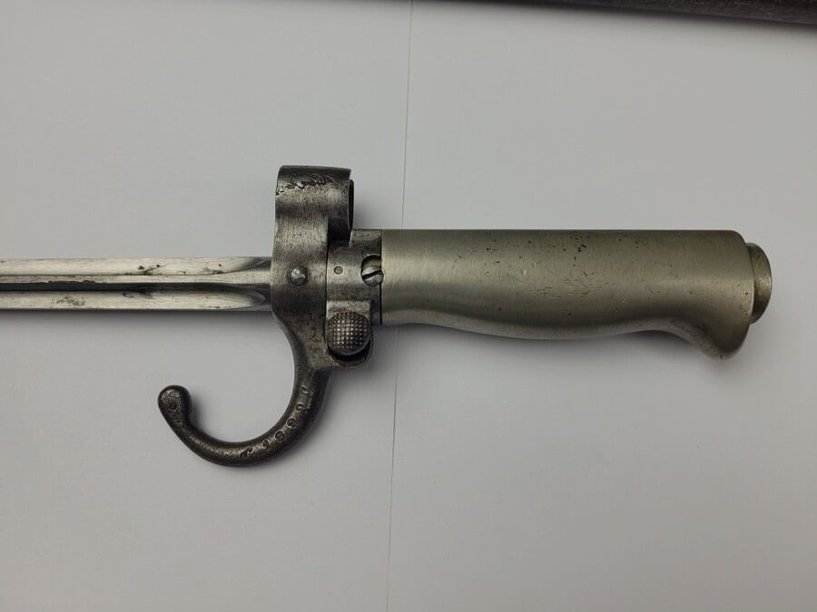 Franse Bajonet 1886/93 met Quillon – Lebel Geweer – goede 1e model met korte tang en nummer – Zeer goede schede – TBE, afbeelding 7 van 12