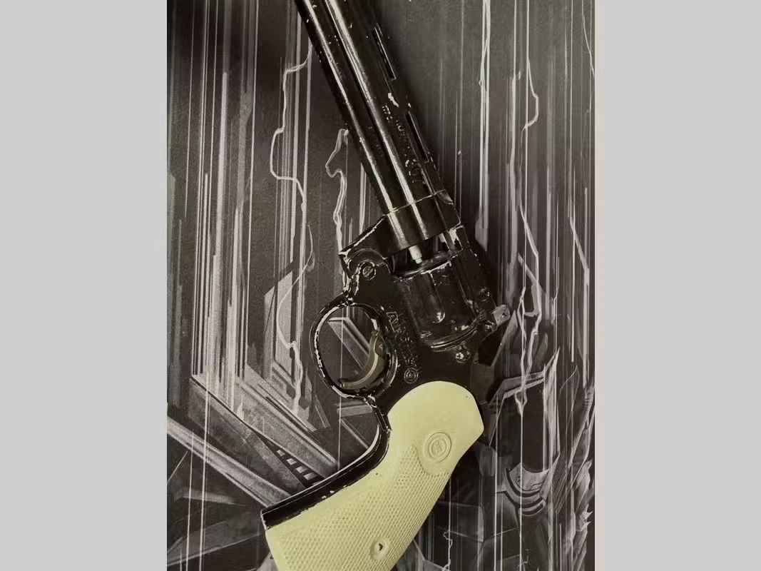 Defekter Airsoft Revolver und zwei unbekannte Schreckschusspistolen