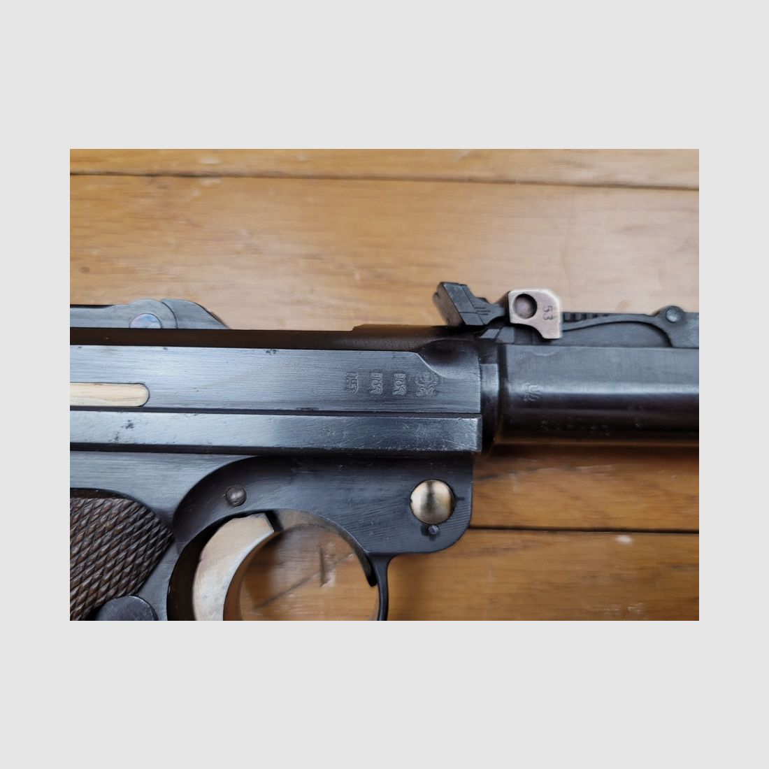 Wunderschöner Artillerie Luger P08/14 – Waffe von 1916 – Lauf von 8 Zoll – Herstellung DWM – vollständig monomatrikuliert (außer das Magazin, das aus der Zeit stammt) – Kaliber 9×19 – verstellbare Visierung des ersten Typs – sehr schöne Griffschalen – sehr sorgfältige Brünierung – TBE++, Bild 22 von 22