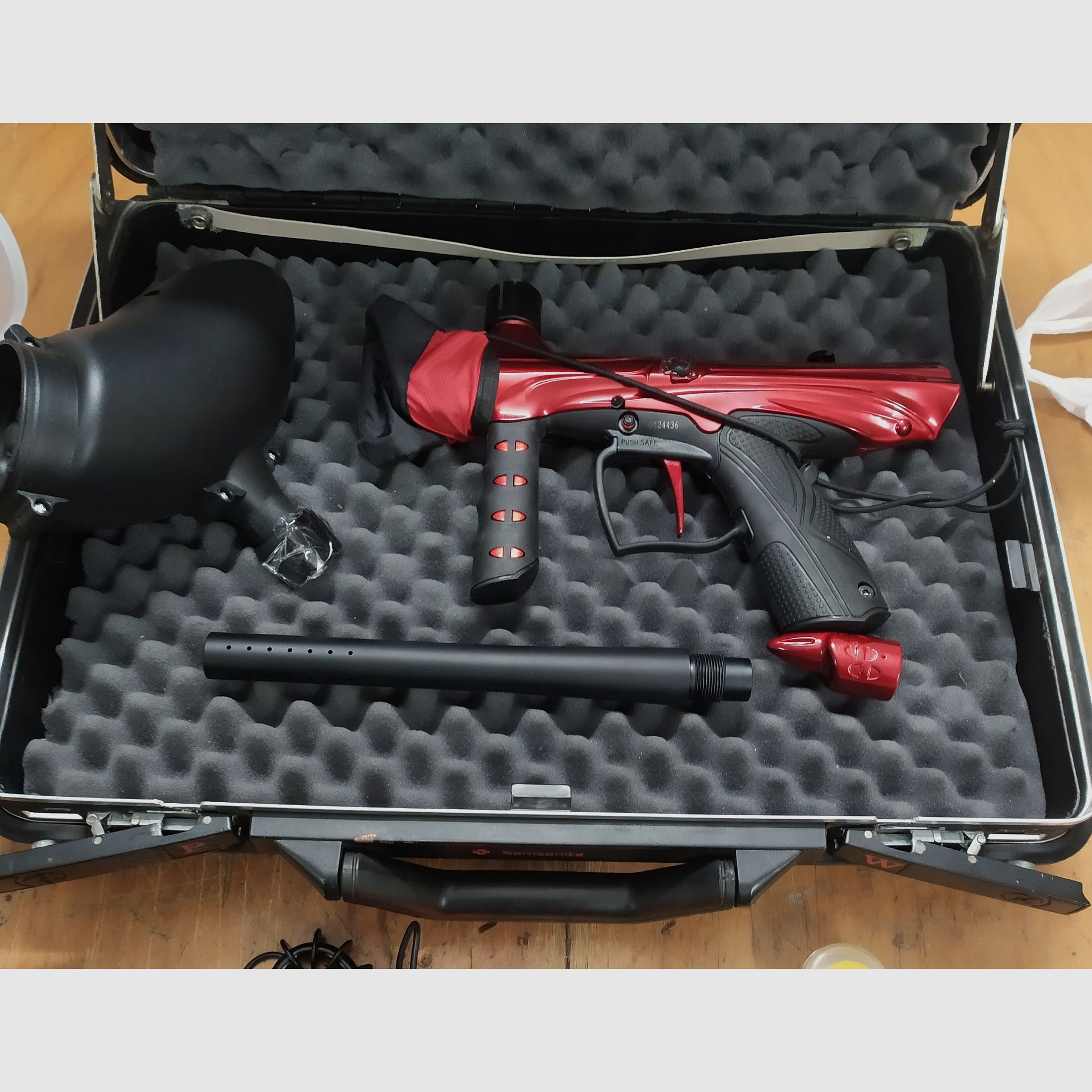 Attrezzatura completa per Paintball - Come nuova - con Marker Cal.68 e 2 serbatoi di CO2 ecc.