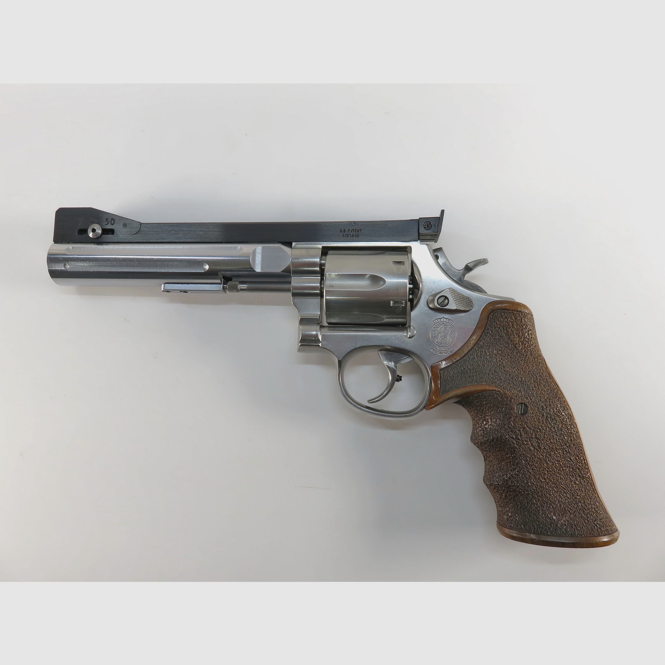 S&W 686-4 | 6 inches | .357 Mag / .38 Spec. | Bull Barrel | Aristocrat 3-position sight | Nill grip