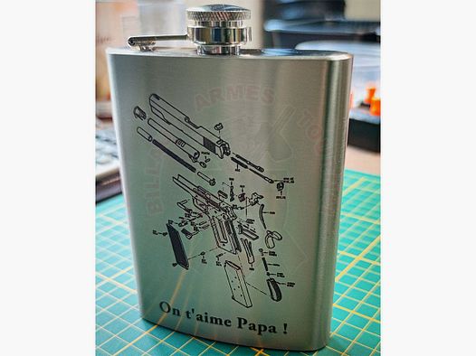 Lasergravur explodierter Colt 45 auf Flachmann