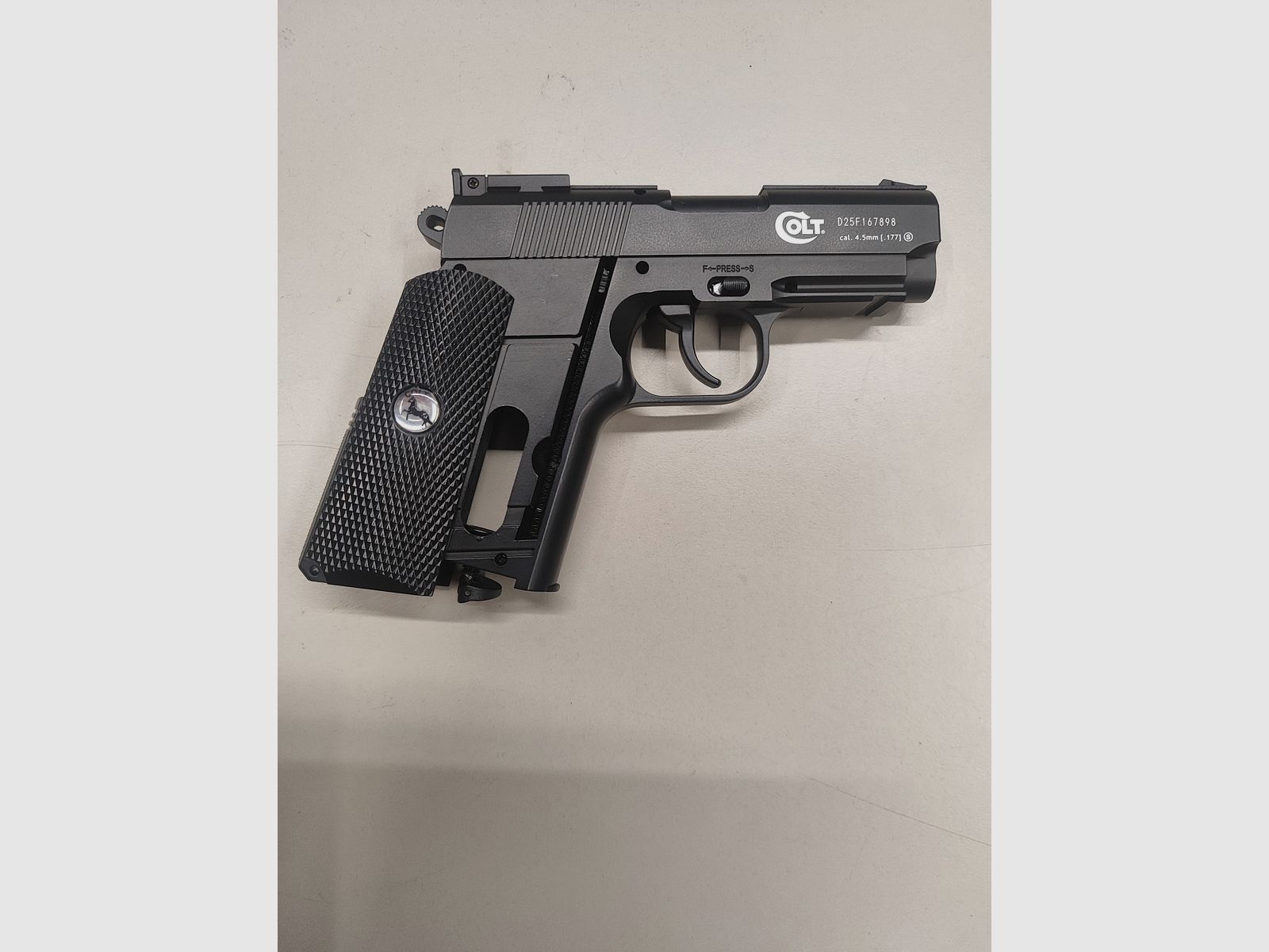 Cold Defender CO2 4,5mm BB Pistole