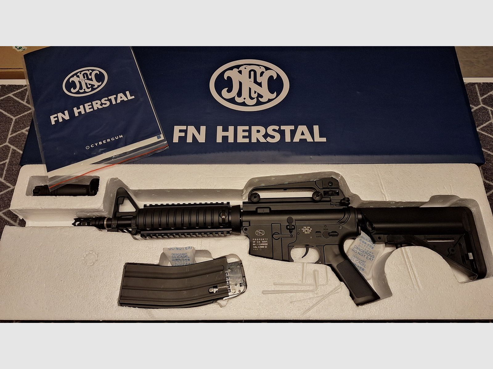 FN Herstal M4-03 Cybergun Carabina R.I.S. Calibro 4,5 BB-NUOVO!