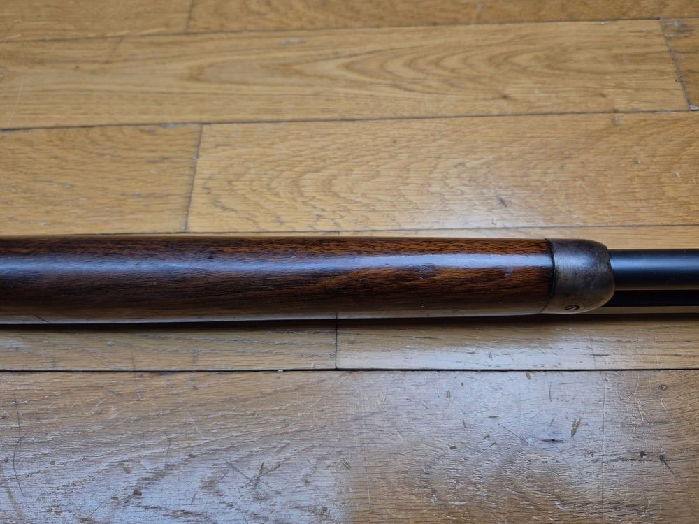 Très belle Winchester Model 1894 – Version rifle à canon octogonal (!) – Fabrication Winchester New Haven de 1919 – Bois au top – Canon superbe – Mécanisme intraitable – Splendide dioptre Lyman N° 2 d&rsquo;époque – Très beaux marquages sur beau bronzage – Superbe objet de collection ! – TBE ++, image 14 sur 33