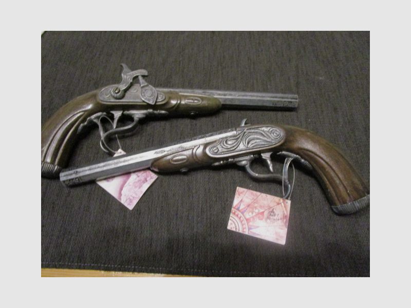 Dwa dekoracyjne pistole perkusyjne
