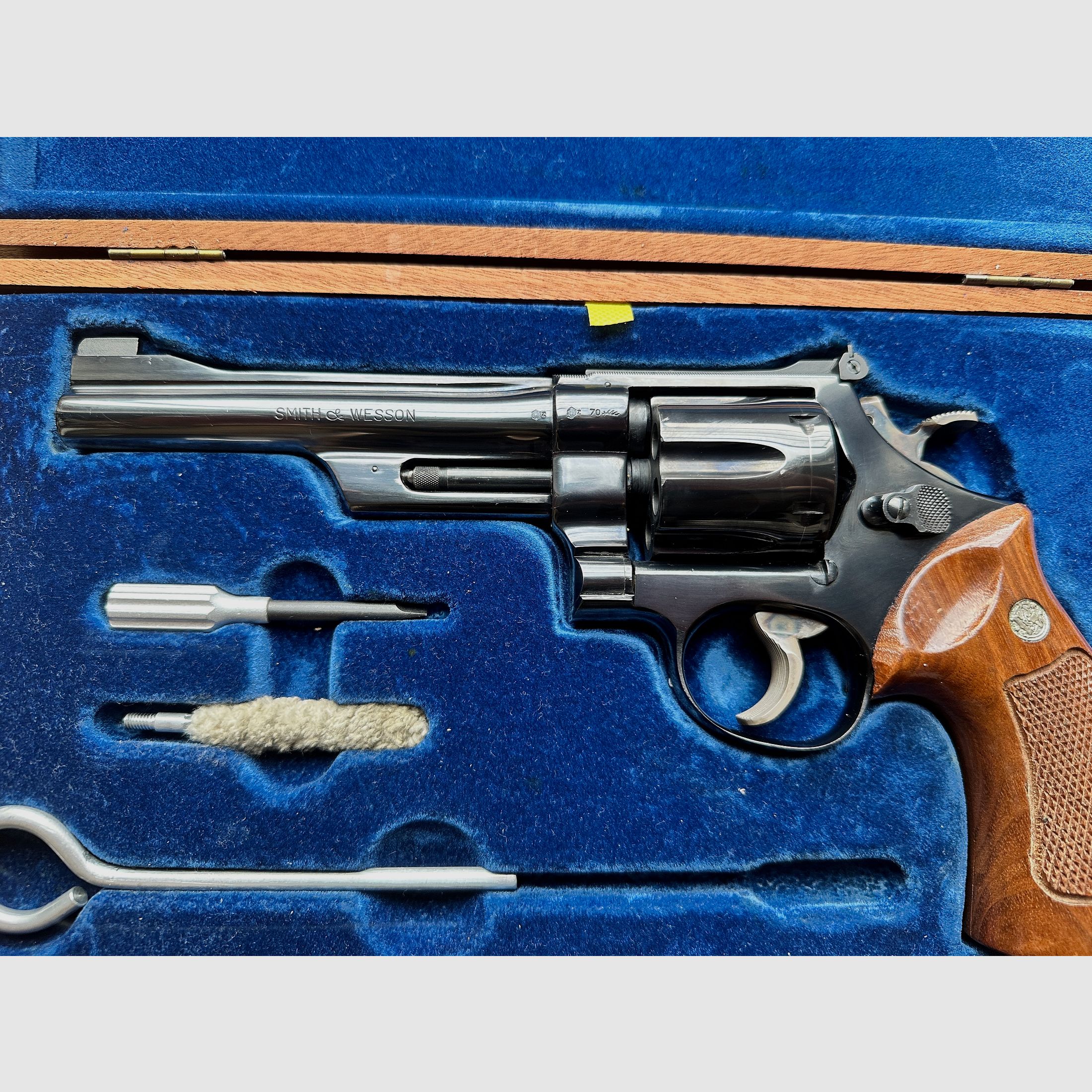 Smith & Wesson modèle 27-2 avec canon encastré et barillet rétracté